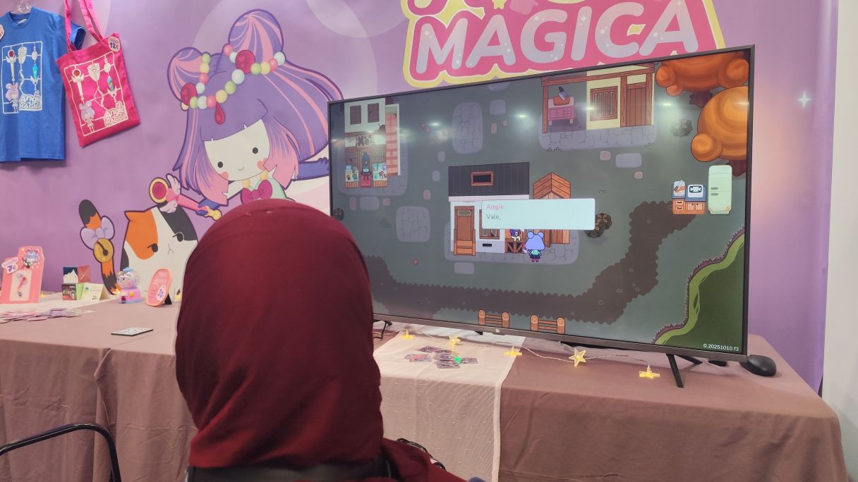 Una assistent al BCN Game Fest jugant a 'Angie Magica', de Mango Protocol | Marc Vilajosana