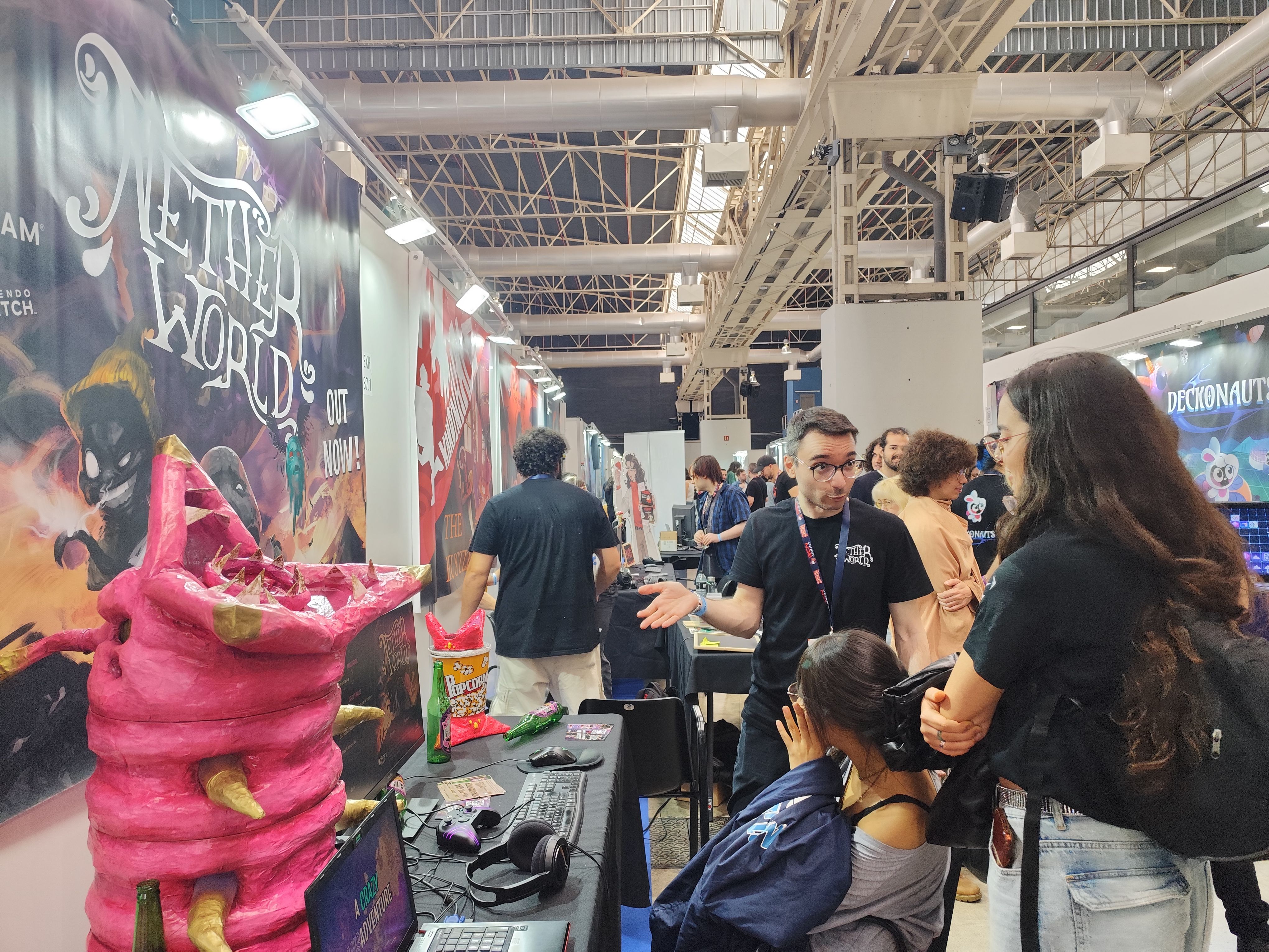 Albert Serra (Hungry Pixel) explica a dues assistents com jugar a 'Netherworld' | Marc Vilajosana