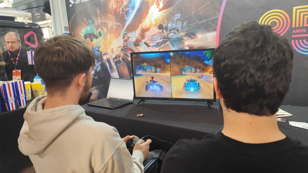 Dos asistentes compitiendo en una partida de 'Disney Speedstorm' en el estand de Gameloft Barcelona | Marc Vilajosana