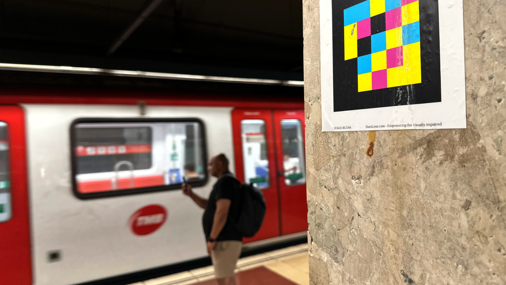 La etiqueta de NaviLens en una estación de la red de metro de Barcelona | Albert Hernàndez (ACN) La etiqueta de NaviLens en una estación de la red de metro de Barcelona | Albert Hernàndez (ACN)