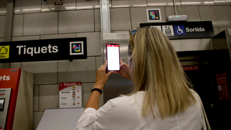 Mar Masdeu usando el NaviLens en el vestíbulo de la estación de metro de Tetuán (L2) | Albert Hernàndez (ACN) Mar Masdeu usando el NaviLens en el vestíbulo de la estación de metro de Tetuán (L2) | Albert Hernàndez (ACN)