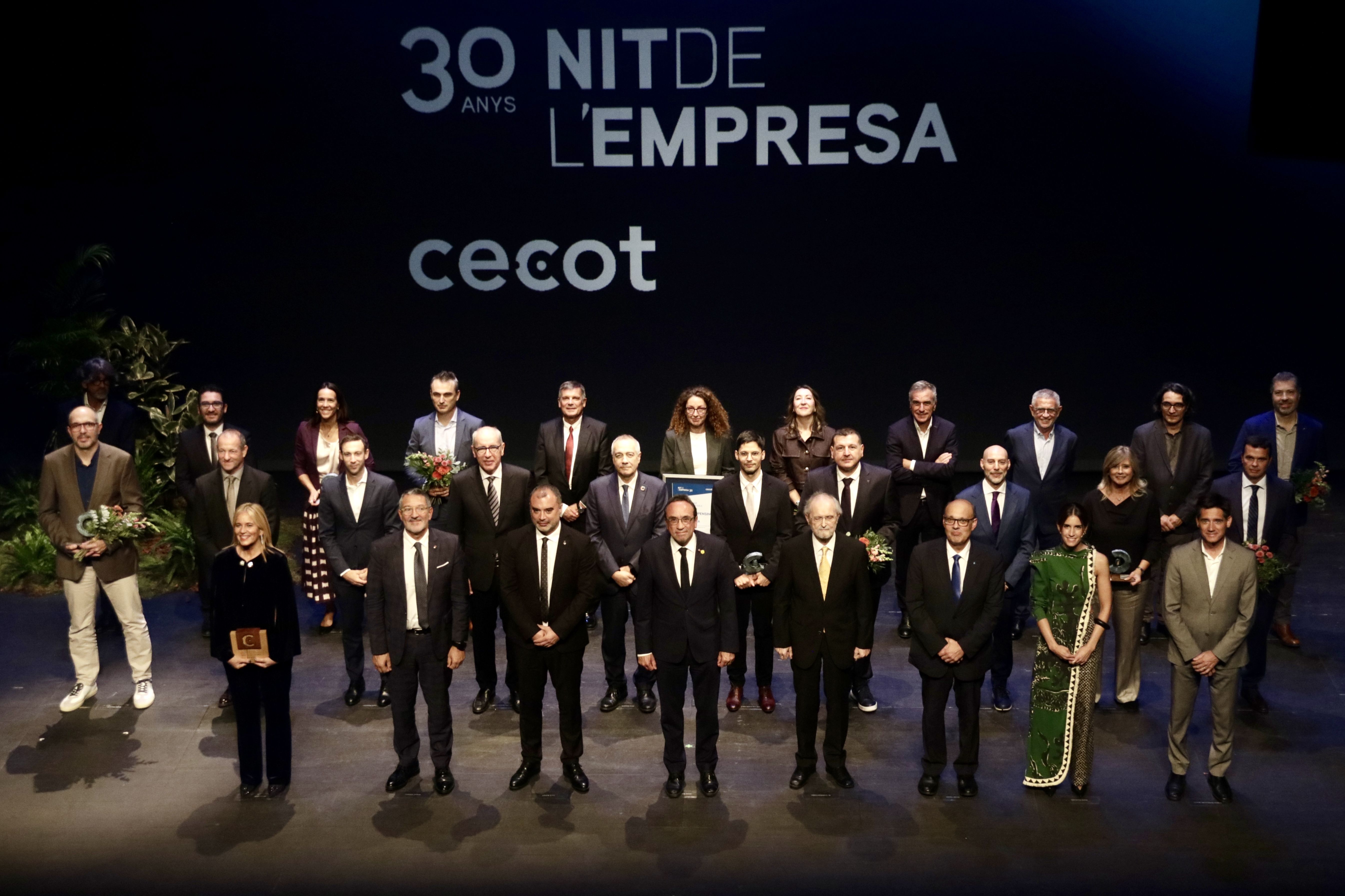 Foto de família dels guardonats durant la 30a Nit de l'Empresa de Cecot | Jordi Pujolar (ACN)