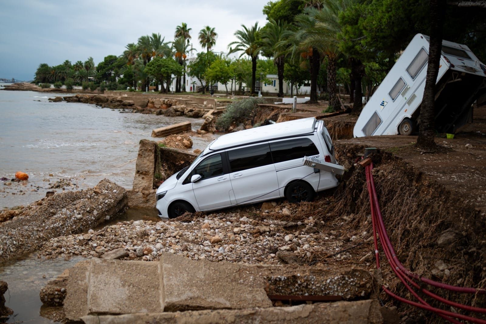 Dos vehículos arrastrados por las fuertes lluvias en Alcanar | Lorena Sopena (EP)