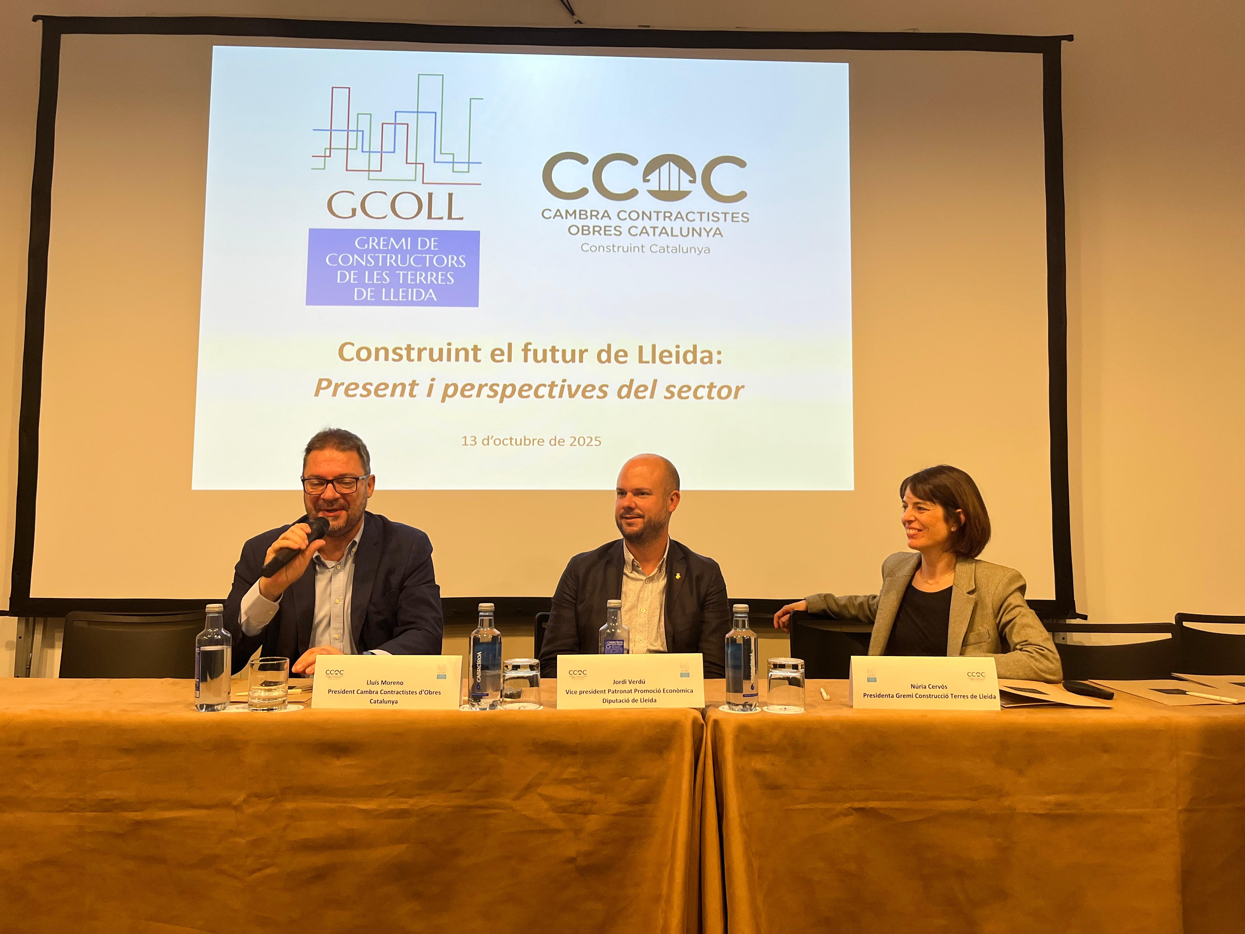 D'esquerra a dreta: Lluís Moreno, president de la Cambra de Contractistes d'Obres de Catalunya, Jordi Verdú, vicepresident del Patronat de Promoció Econòmica de la Diputació de Lleida, i Núria Cervós, presidenta del Gremi de Construcció de les Terres de Lleida | Cedida