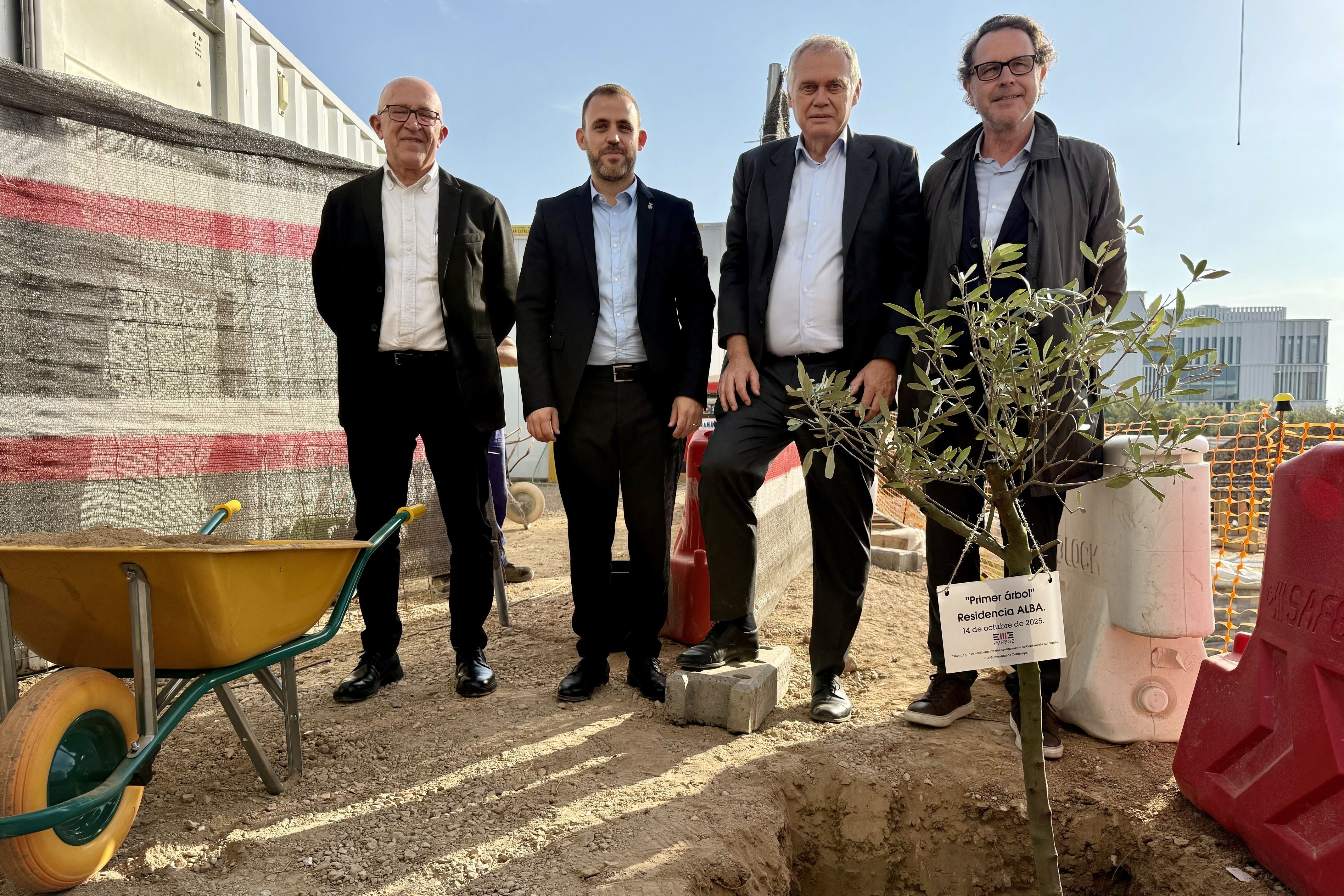Jaume Vendrell, Carlos Cordón, Philippe Buisson i Albert Plà, en la plantada del primer arbre de la futura residència d'estudiants Alba, a Cerdanyola del Vallès | Albert Segura (ACN) Jaume Vendrell, Carlos Cordón, Philippe Buisson i Albert Plà, en la plantada del primer arbre de la futura residència d'estudiants Alba, a Cerdanyola del Vallès | Albert Segura (ACN)