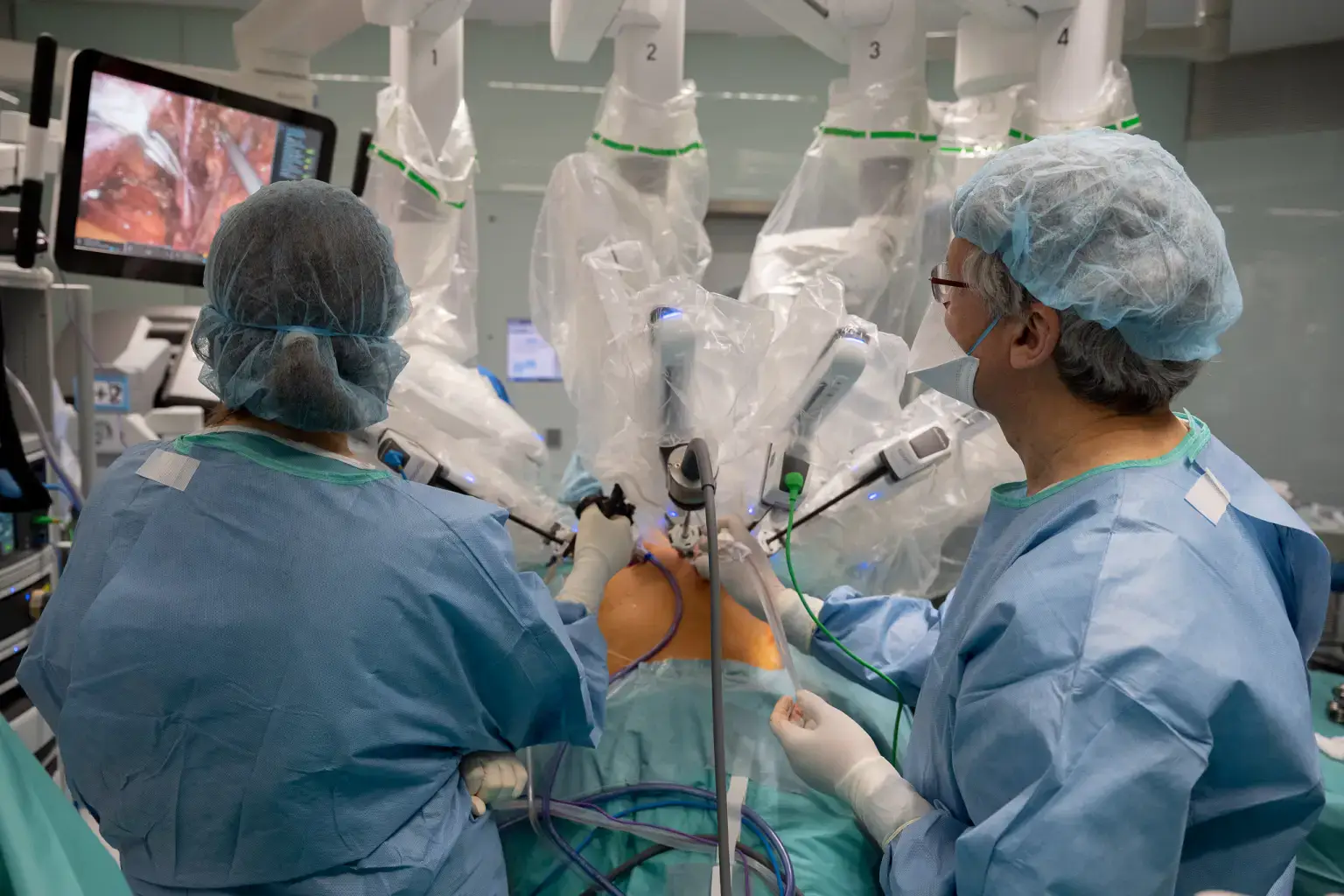 Dos cirujanos usando uno de los sistemas robóticos que posee el Hospital Clínic de Barcelona | Hospital Clínic