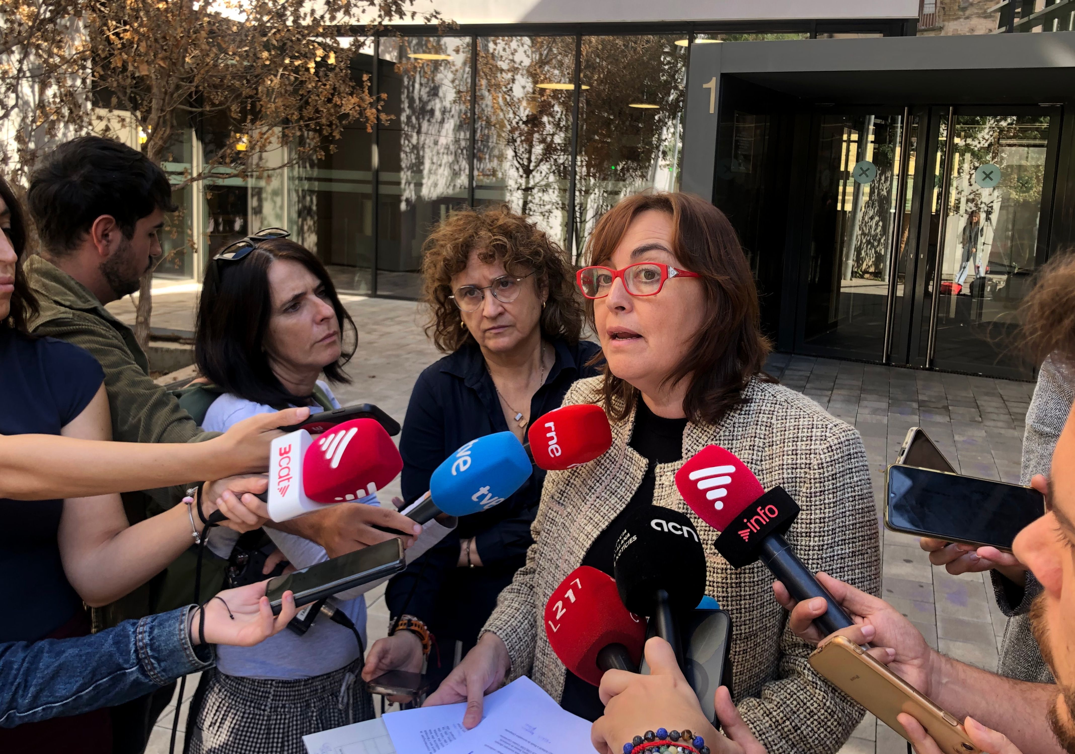 La consellera de Territori, Sílvia Paneque, atendiendo a los medios de comunicación en Tortosa | ACN
