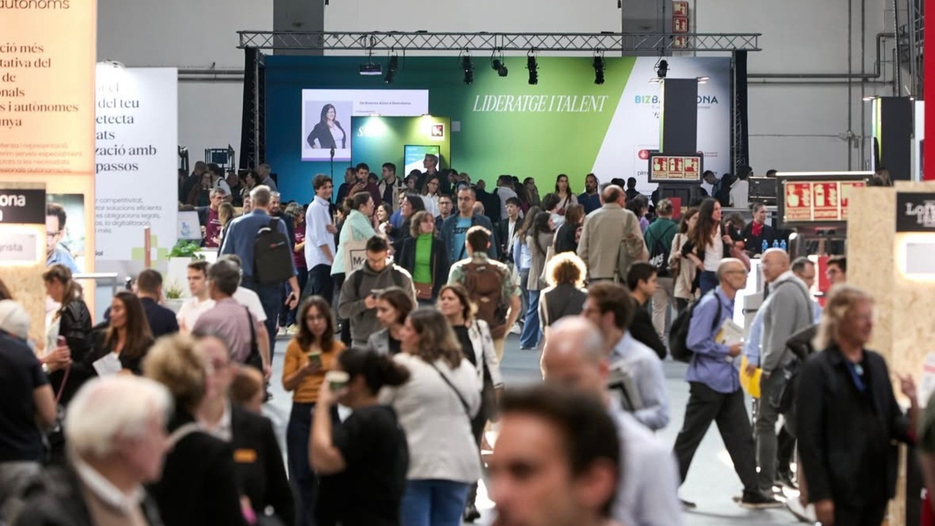 Los asistentes recorren los estands del Bizbarcelona en el recinto de Montjuïc | @bizbarcelona