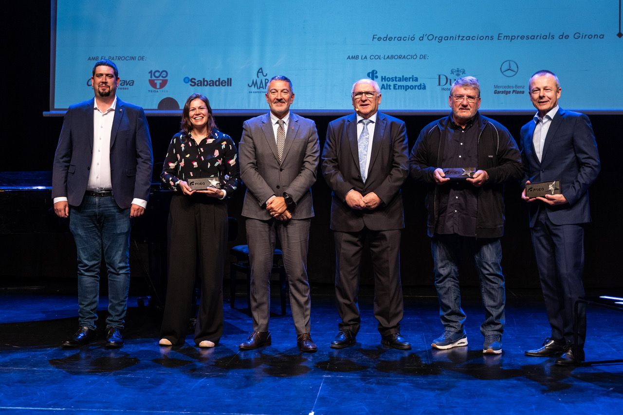 Pau Presas, Miquel Sàmper y Ernest Plana con los representantes de las tres empresas reconocidas | Cedida