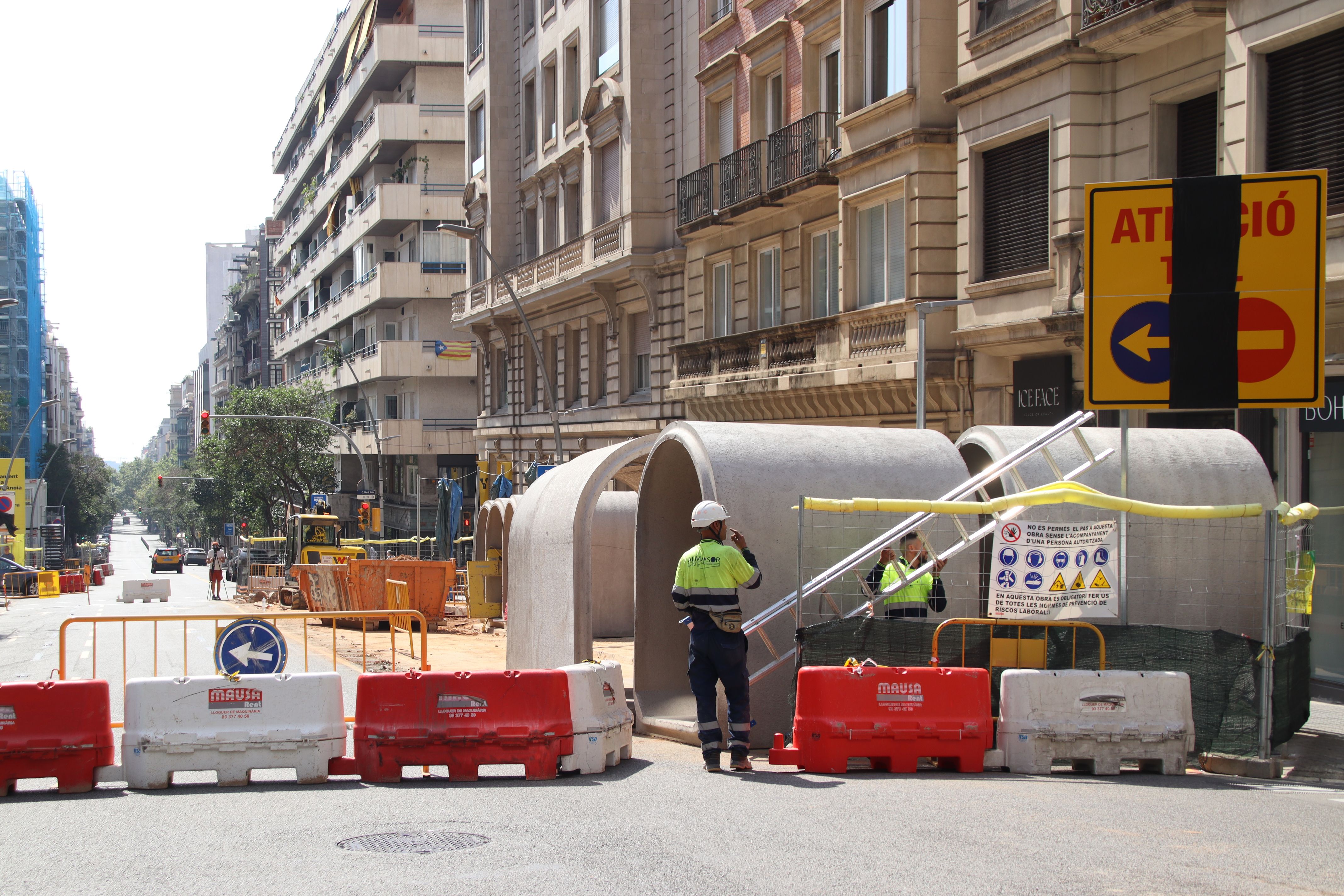 Dos trabajadores en las obras de la calle Muntaner de Barcelona | Mariona Puig (ACN)