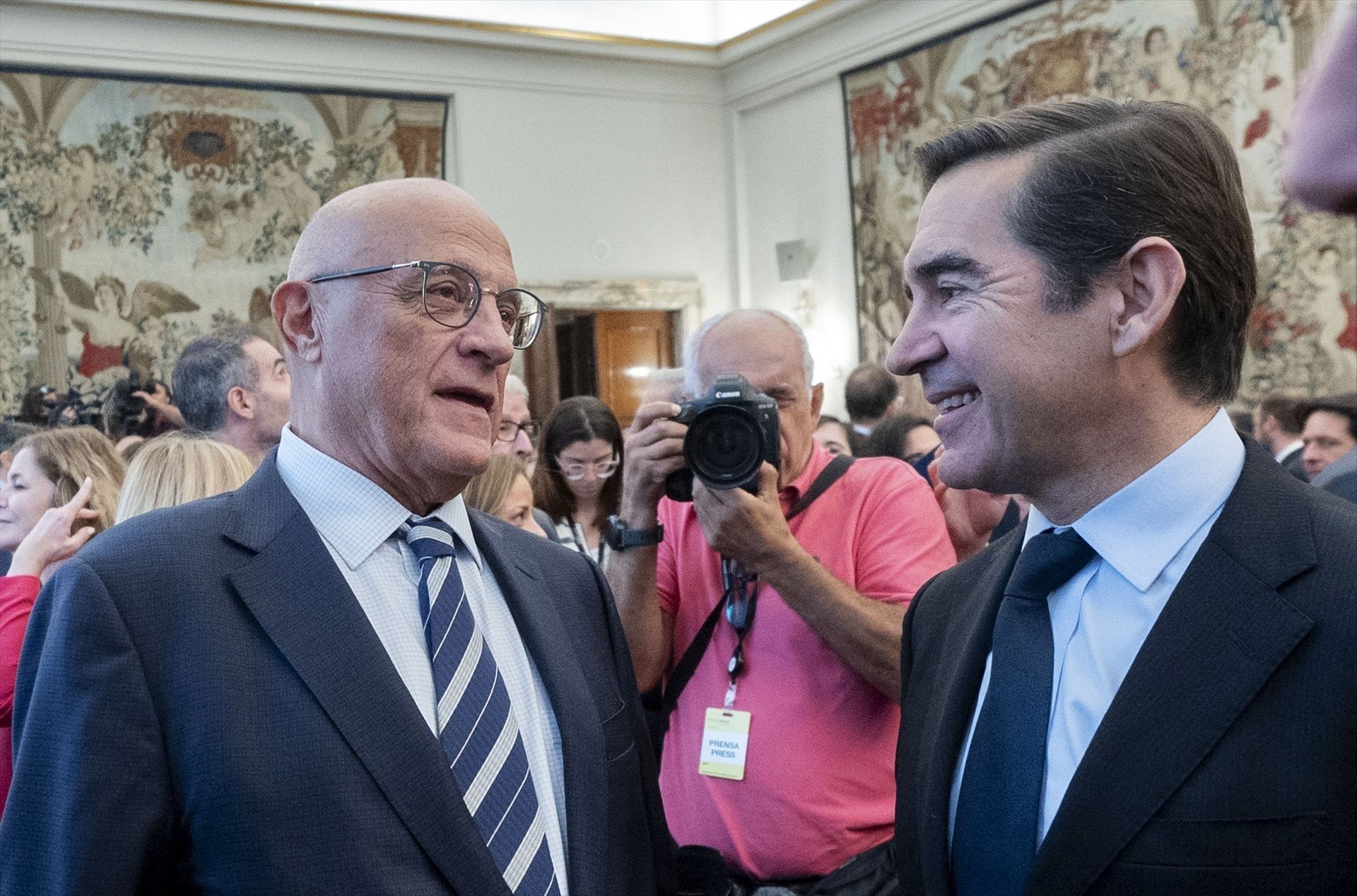 El presidente del Banc Sabadell, Josep Oliu, conversa con el presidente del BBVA, Carlos Torres | Europa Press