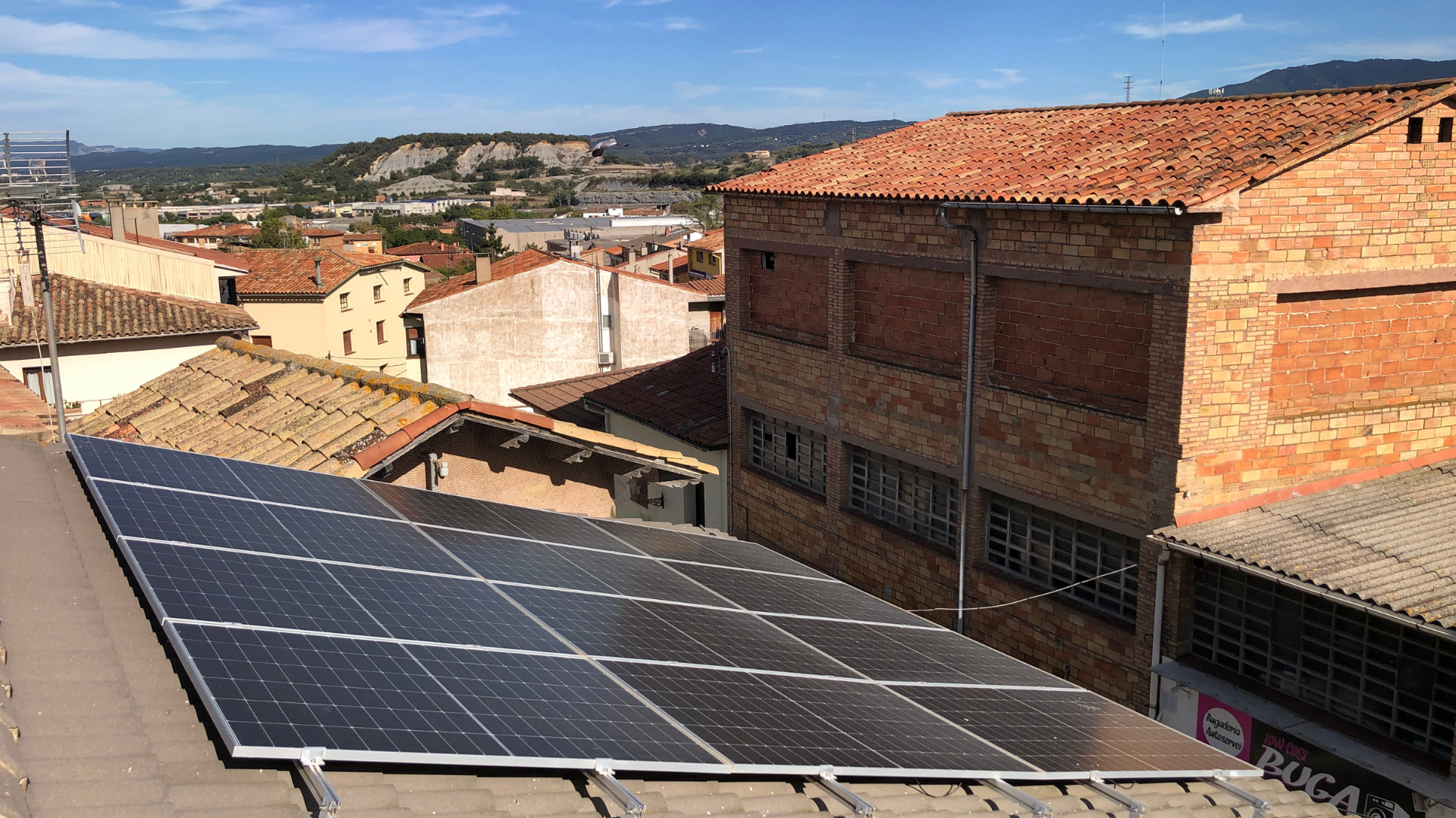 Unas placas solares instaladas en una vivienda de Osona | Toni Jáimez (ACN) Unas placas solares instaladas en una vivienda de Osona | Toni Jáimez (ACN)
