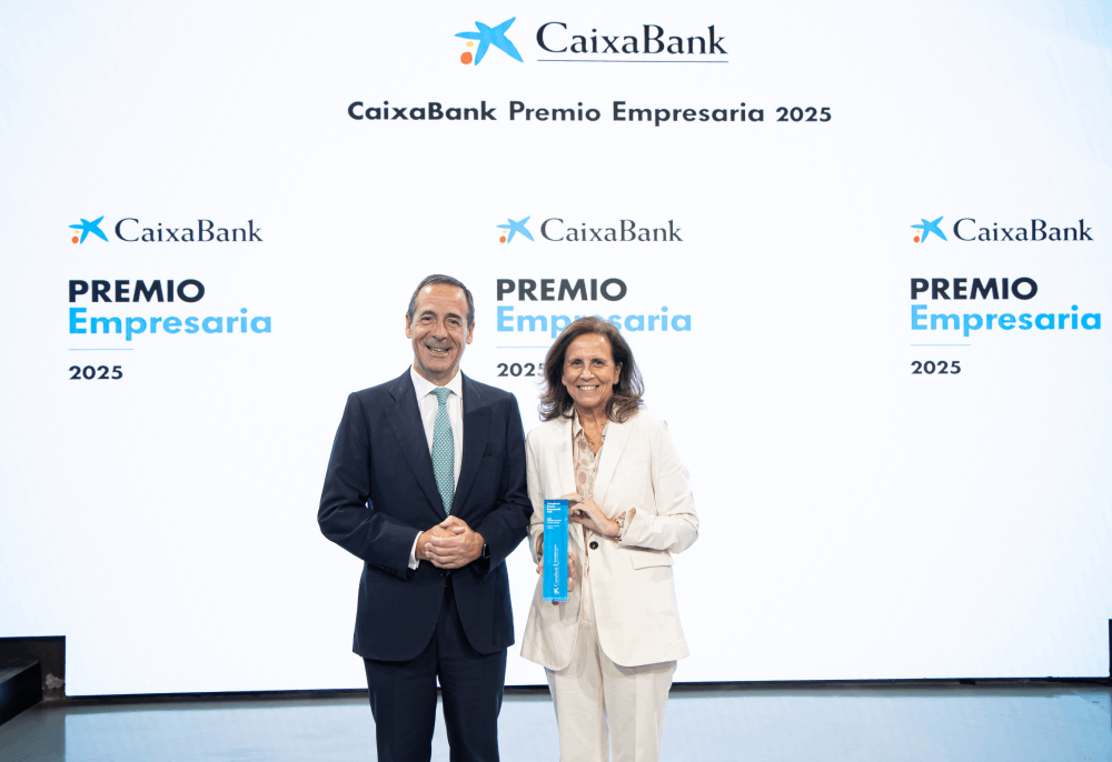 El conseller delegat de CaixaBank, Gonzalo Gortázar, i Sofía Osborne, guanyadora del ‘Premi Empresària’ 2025 de CaixaBank | Cedida El conseller delegat de CaixaBank, Gonzalo Gortázar, i Sofía Osborne, guanyadora del ‘Premi Empresària’ 2025 de CaixaBank | Cedida