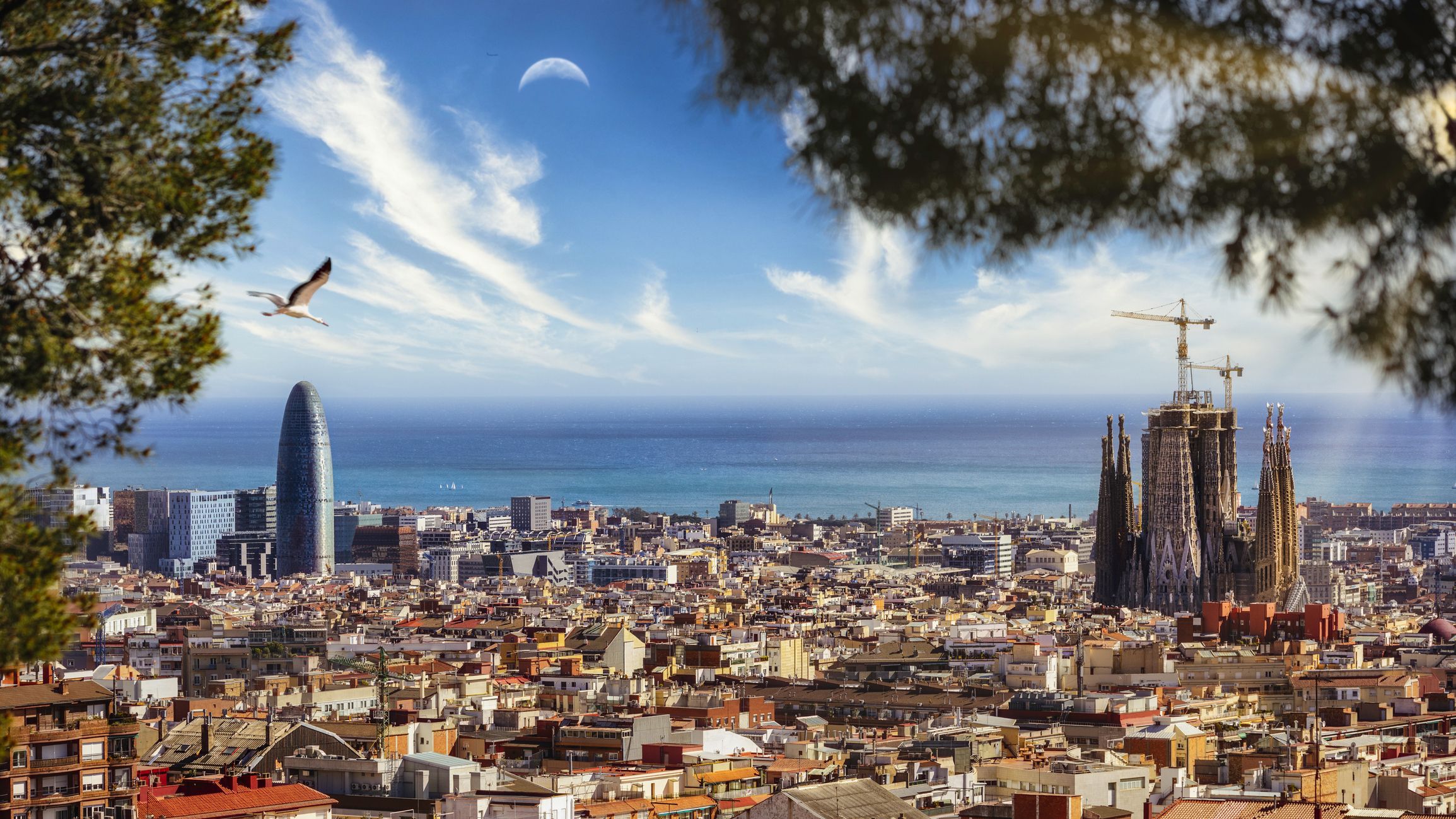 La ciutat de Barcelona amb la Sagrada Família i la mar al fons | iStock La ciutat de Barcelona amb la Sagrada Família i la mar al fons | iStock