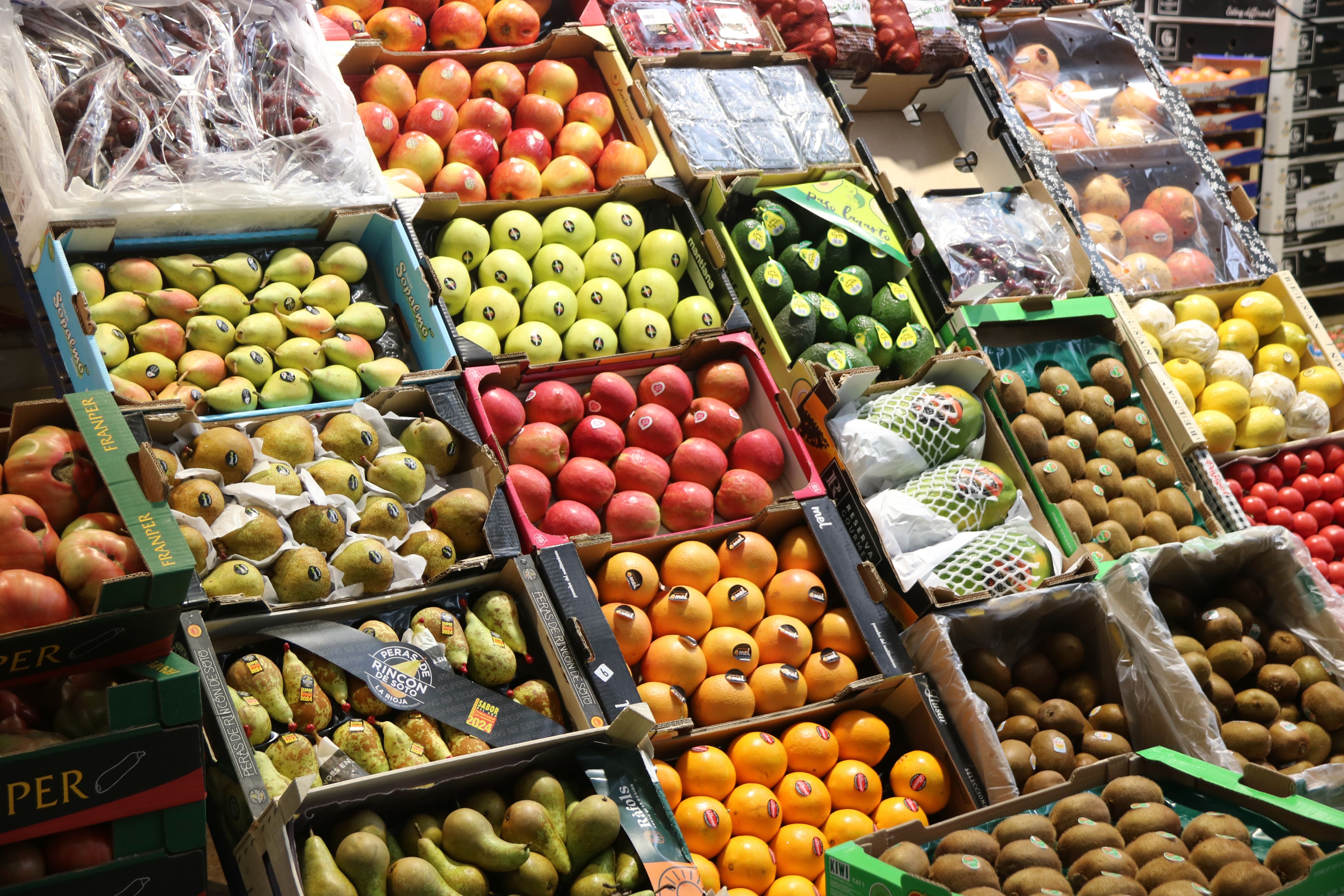Caixes de fruites i verdures exposades a Mercabarna | Maria Asmarat (ACN) Caixes de fruites i verdures exposades a Mercabarna | Maria Asmarat (ACN)