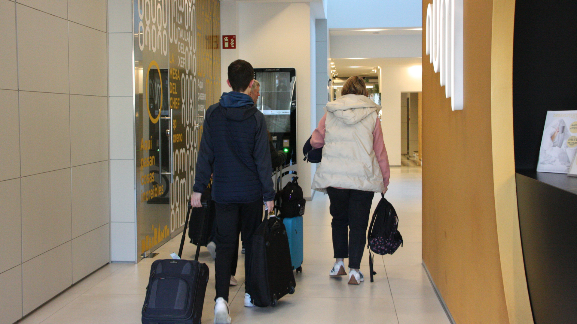Turistes dirigint-se a la seva habitació d'hotel després de la seva arribada a Salou | Maria Antònia Mesquida i Mar Rovira (ACN) Turistes dirigint-se a la seva habitació d'hotel després de la seva arribada a Salou | Maria Antònia Mesquida i Mar Rovira (ACN)
