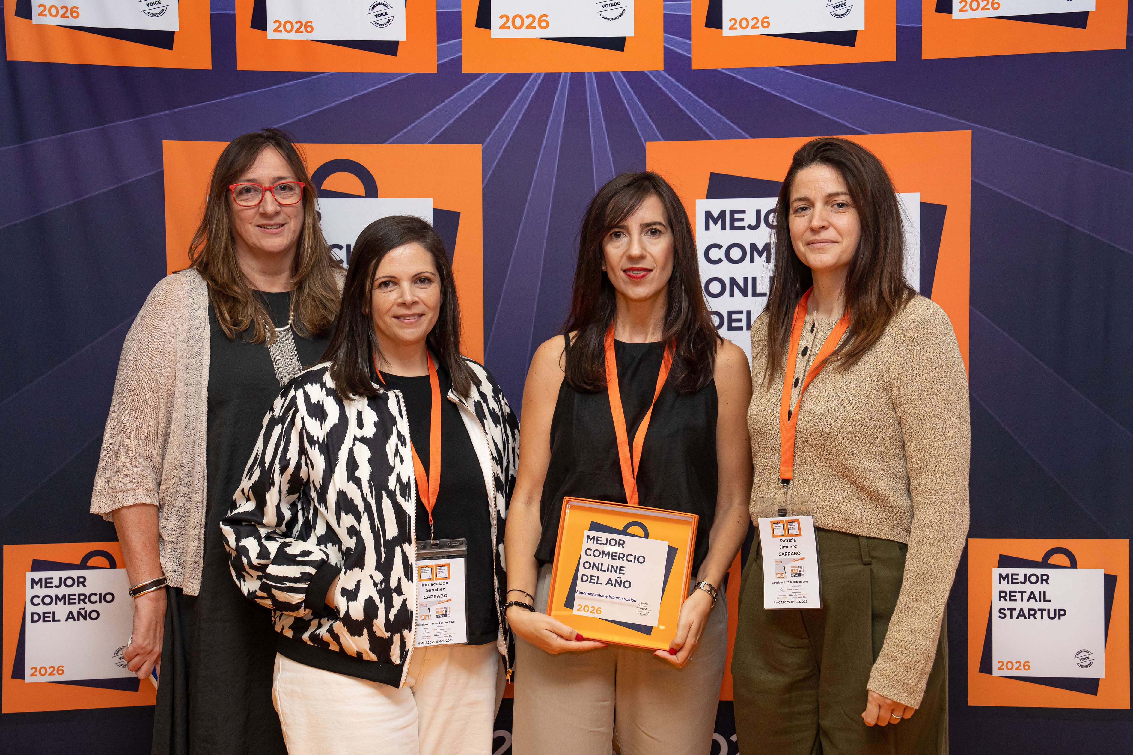 El equipo de Capraboacasa recogiendo el premio al 'Mejor Comercio Online del Año' | Cedida