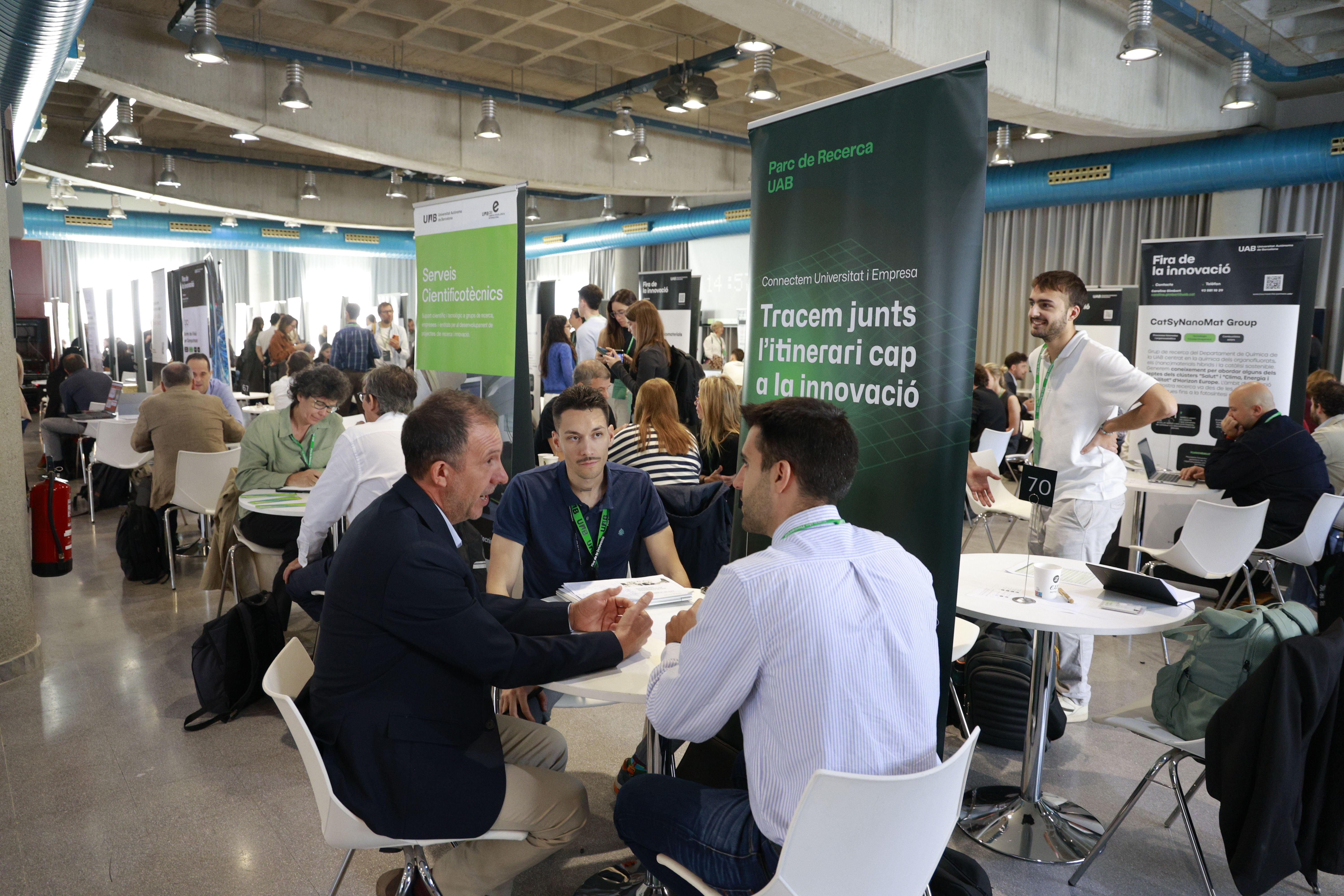 Assistents a la Fira de la Innovació de la UAB en una de les més de 400 reunions realitzades | Xavier Torres-Bacchetta