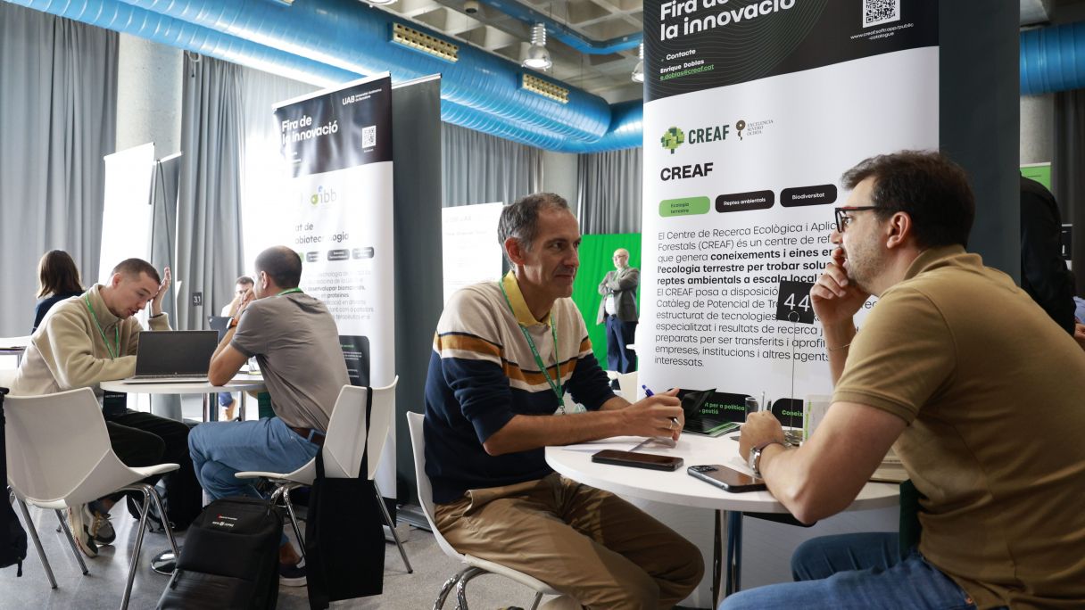 Dos participants a la Fira de la Innovació de la UAB | Xavier Torres-Bacchetta Dos participants a la Fira de la Innovació de la UAB | Xavier Torres-Bacchetta
