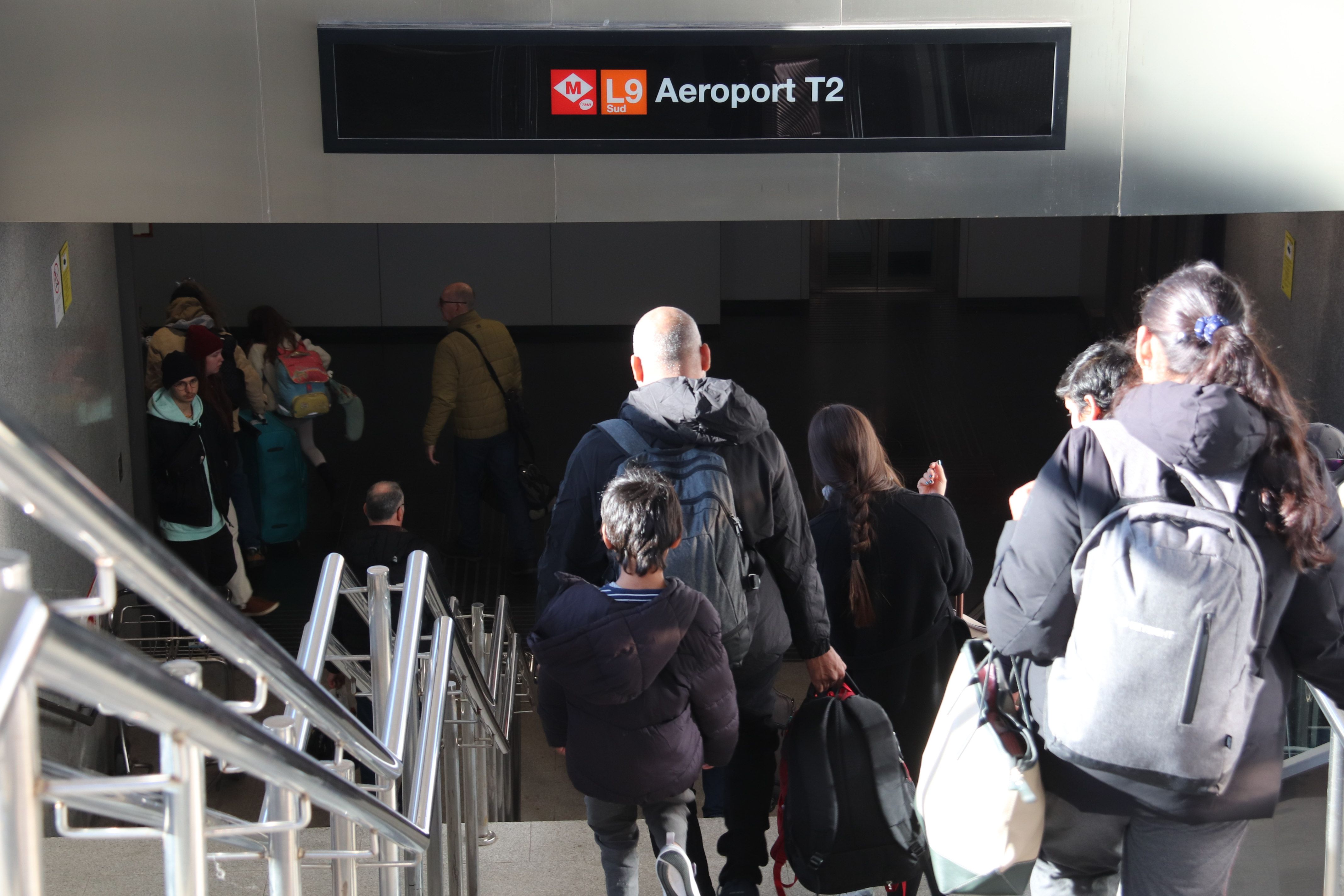Passatgers accedint a l'estació de metro de l'L9 a l'aeroport del Prat  | Gemma Sánchez Bonel (ACN)