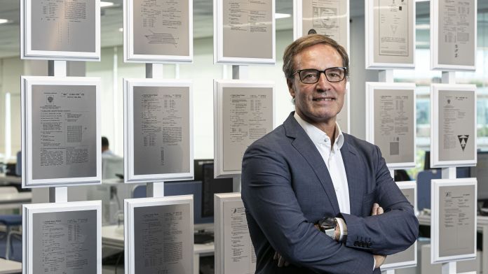 Rubén Bonet, amb algunes de les patents de Fractus | Marc Llibre Rubén Bonet, amb algunes de les patents de Fractus | Marc Llibre