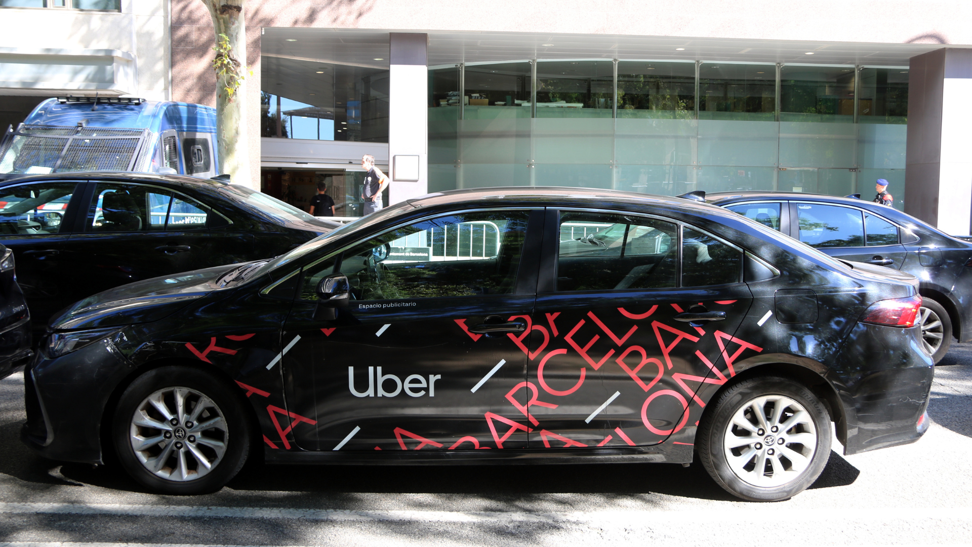 Un coche de Uber delante del Departament de Territori | Jordi Bataller (ACN) Un coche de Uber delante del Departament de Territori | Jordi Bataller (ACN)