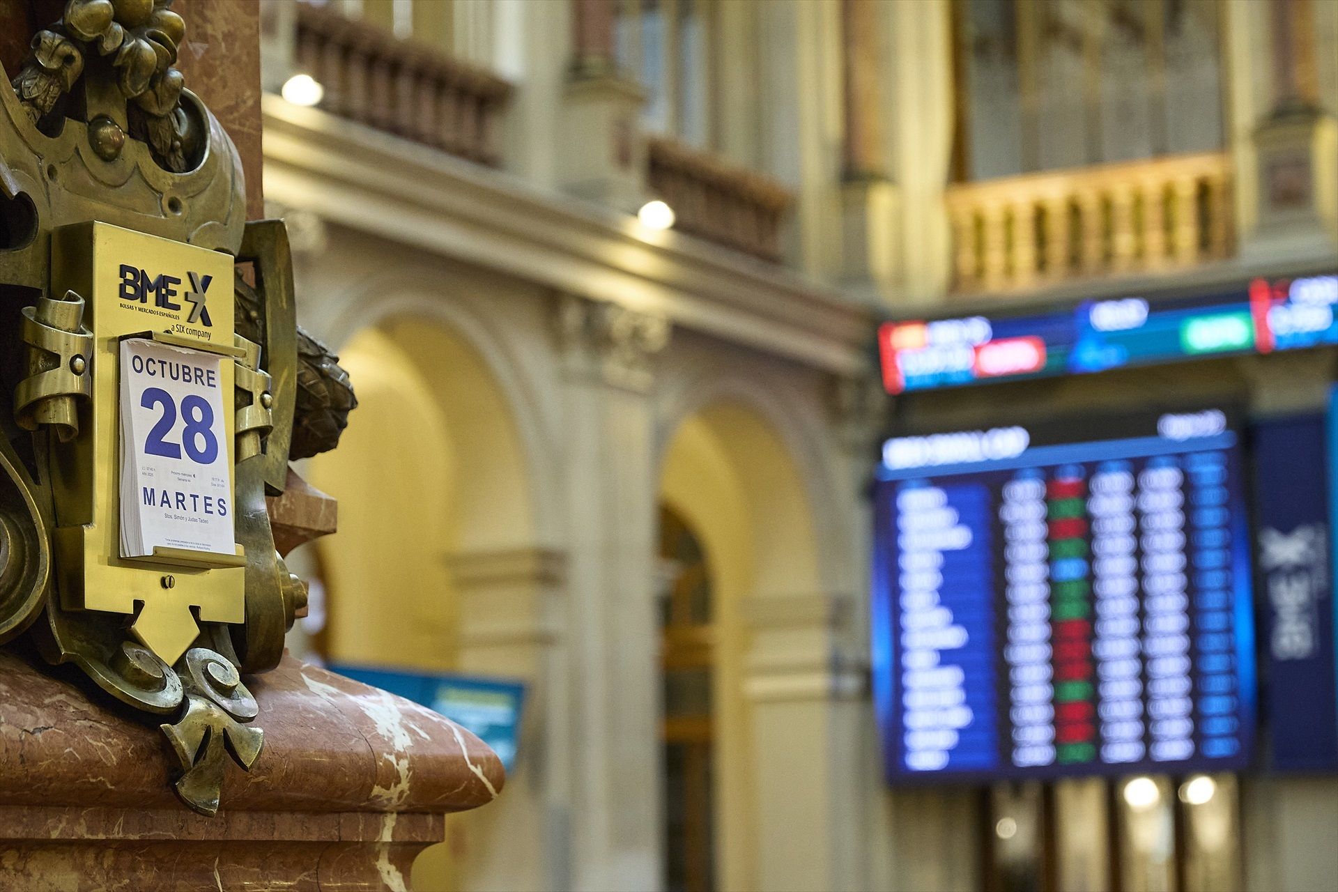 Paneles del Ibex-35 en el Palacio de la Bolsa de Madrid, a 28 de octubre de 2025, en Madrid | Jesús Hellín (Europa Press)