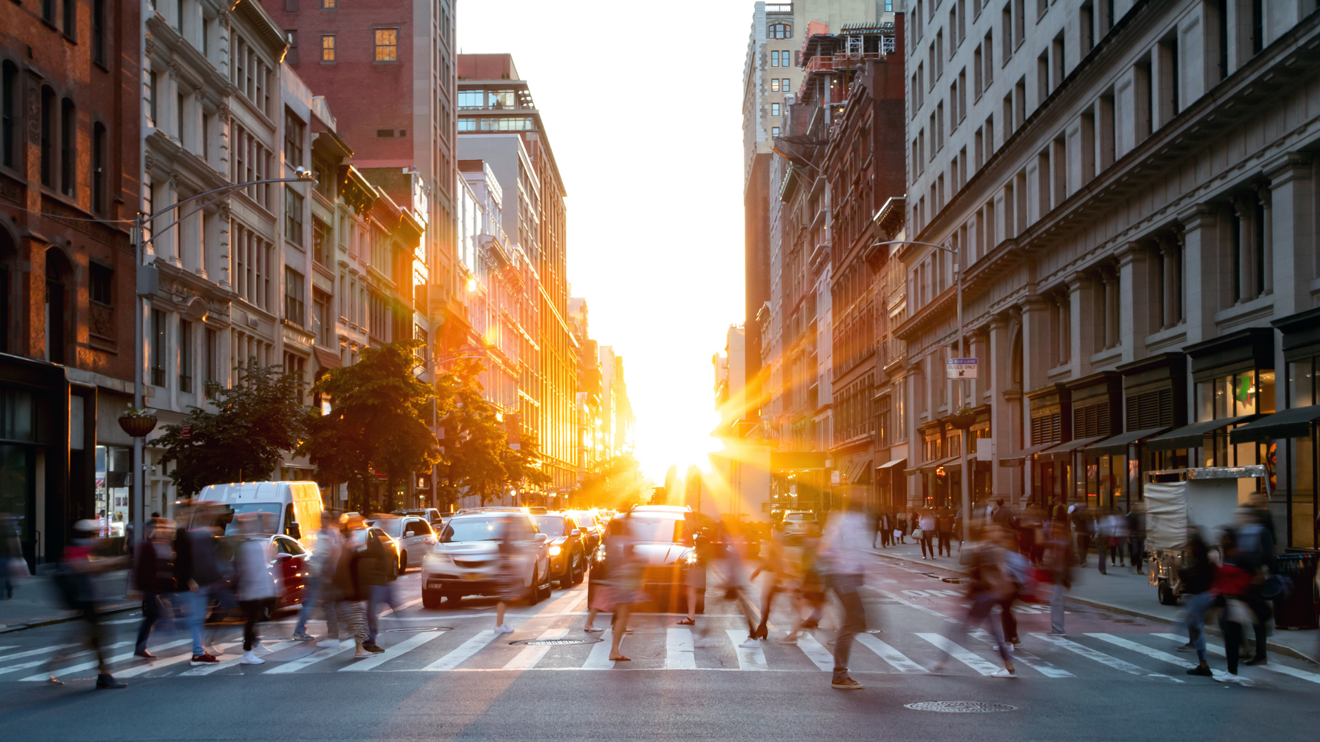 Vianants en hora punta sota un sol de tardor que s’escurça | iStock