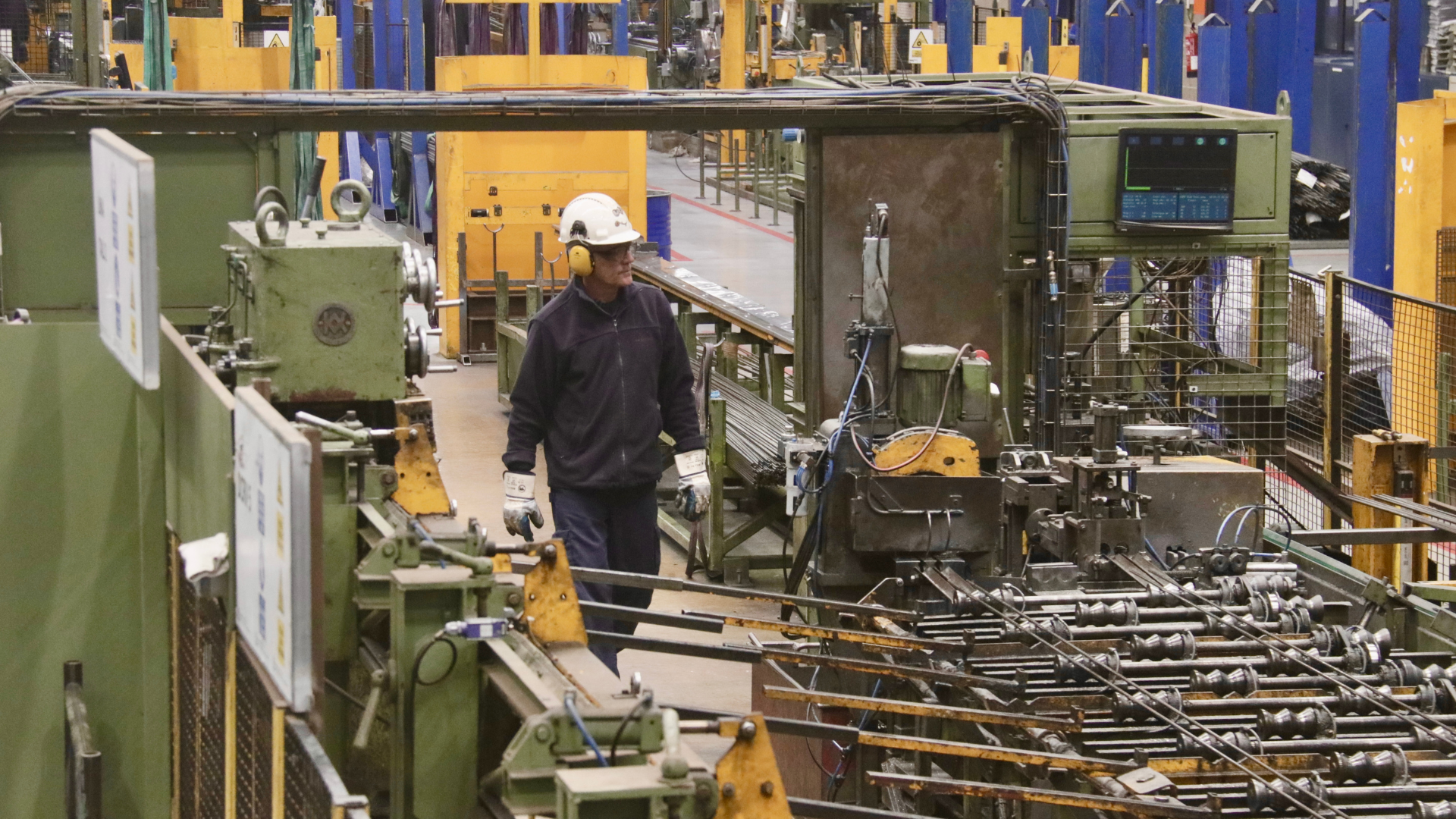 Un operario supervisa maquinaria de la planta de tubos de acero de Transmesa | Jordi Pujolar (ACN)