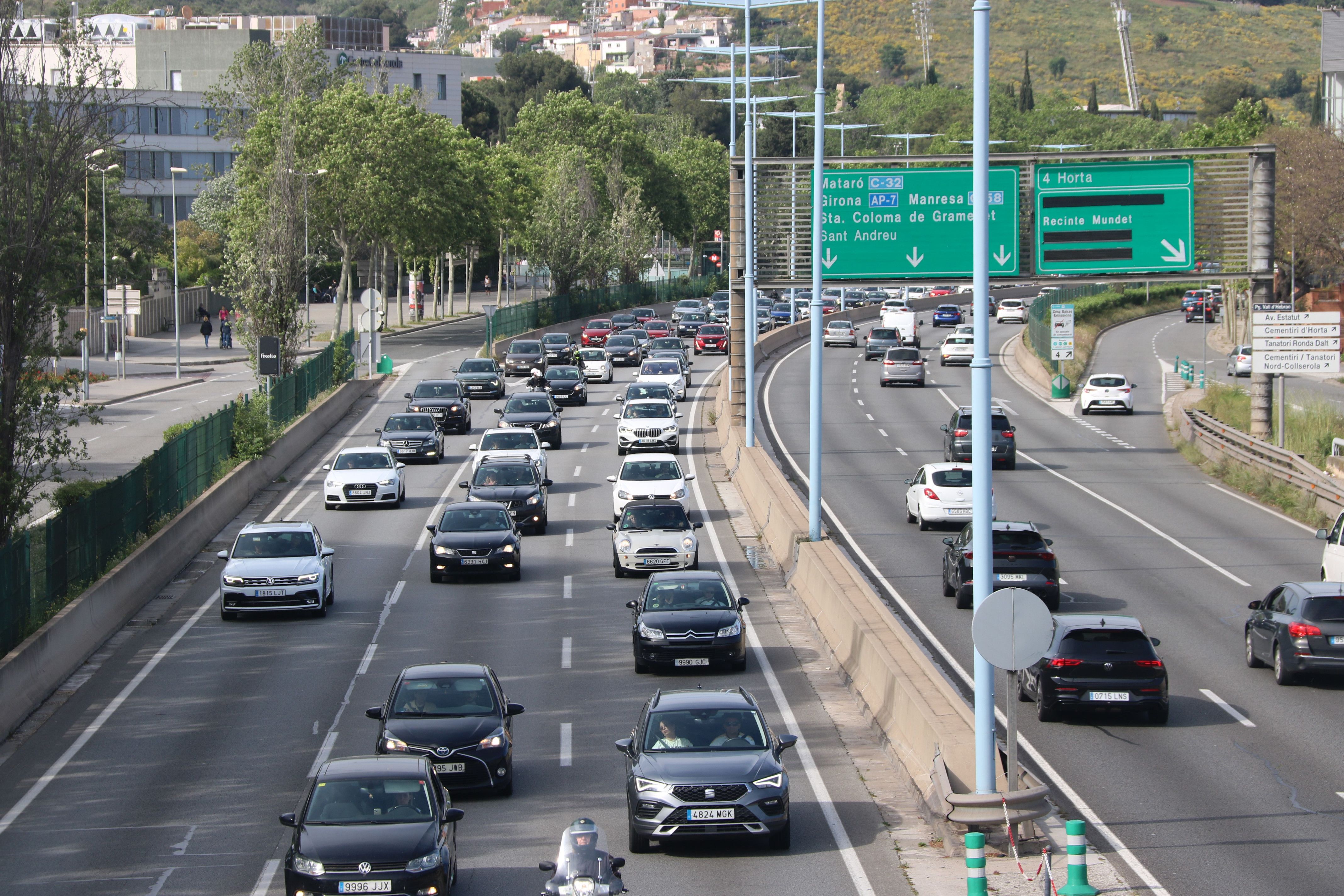 Cotxes circulant per la ronda de Dalt | Maria Asmarat (ACN)