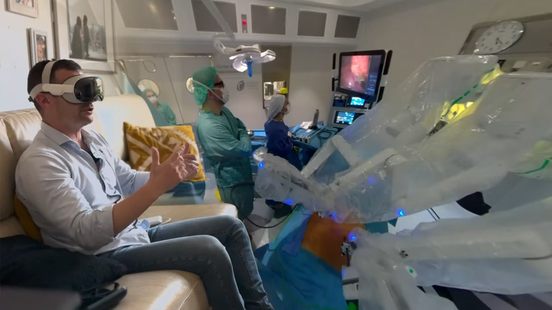 Fragmento del vídeo donde se muestra el cirujano Jordi Tarascó guiando los profesionales del quirófano| Hospital Germans Trias (YouTube)