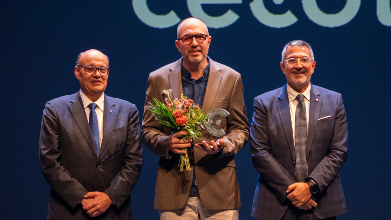 Xavier Panés (Cecot), Roger Estruch (GrandesZapatos) i Miquel Sàmper (conseller d'Empresa i Treball) a la 30a Nit de Cecot | Cedida Xavier Panés (Cecot), Roger Estruch (GrandesZapatos) i Miquel Sàmper (conseller d'Empresa i Treball) a la 30a Nit de Cecot | Cedida
