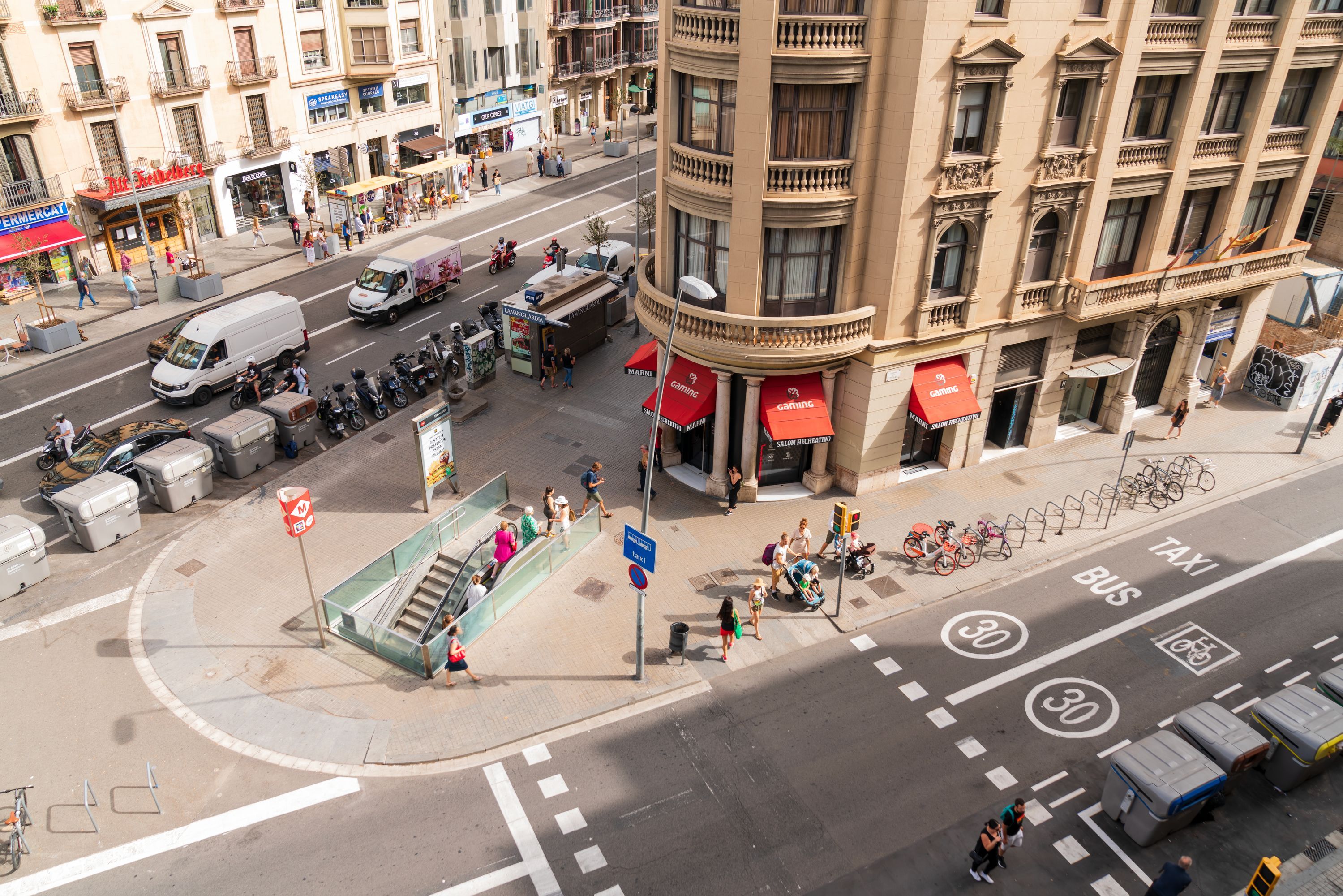 La parada de metro d'Universitat és la quinzena amb un habitatge més car, de 7.101 euros per metre quadrat | Lucas Amillano (Imatges Barcelona) La parada de metro d'Universitat és la quinzena amb un habitatge més car, de 7.101 euros per metre quadrat | Lucas Amillano (Imatges Barcelona)