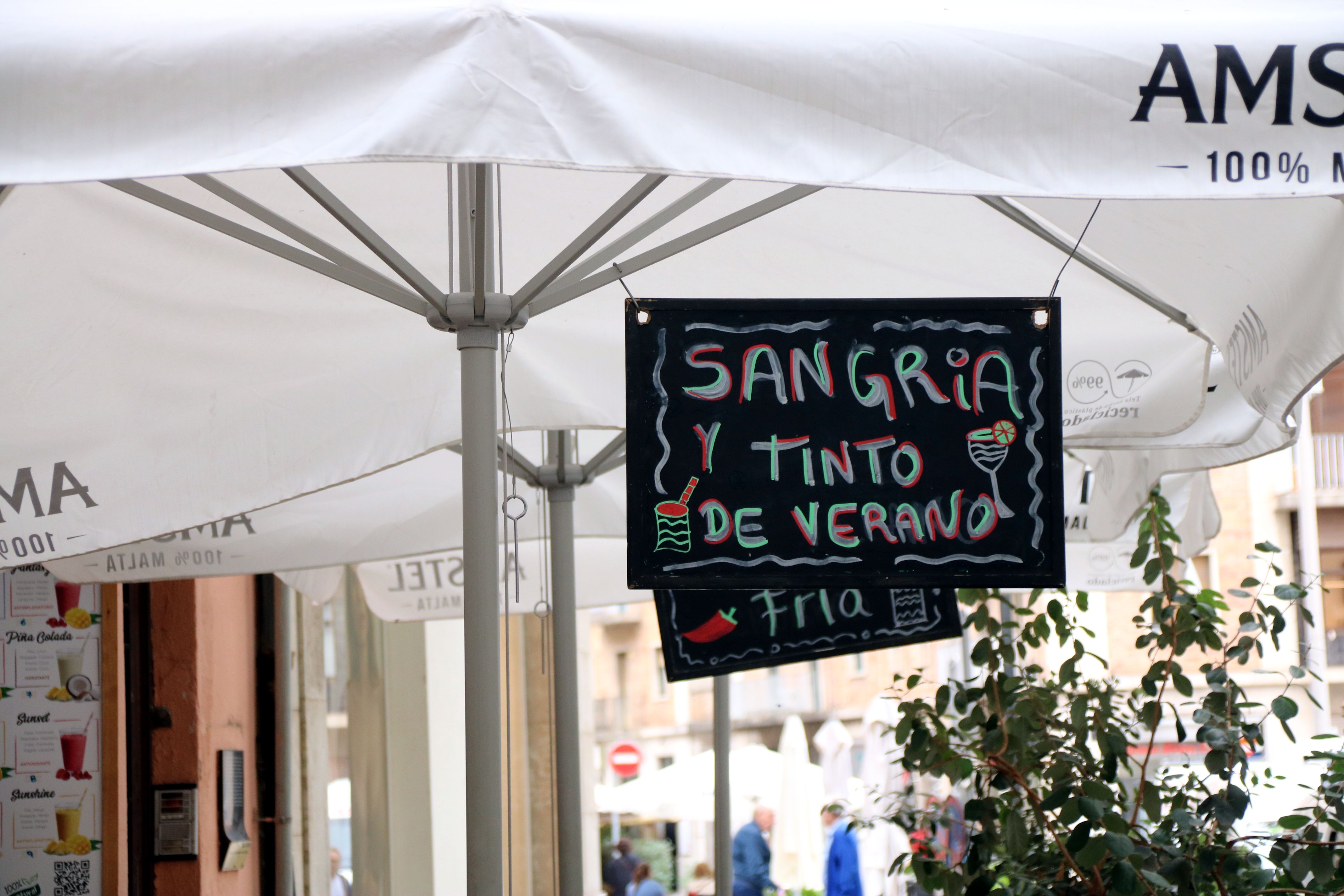 Un cartell d'un bar anunciant que tenen sangria en castellà | Berta Artigas (ACN)