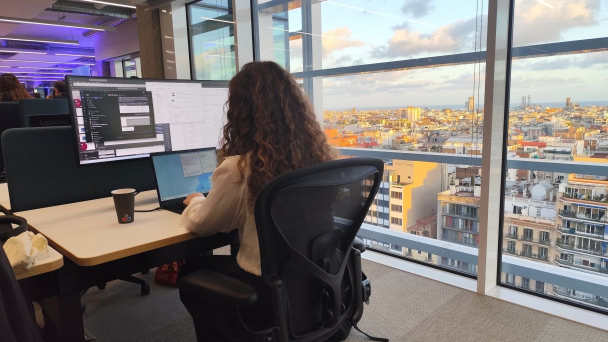 Una treballadora d'AstraZeneca, a les noves oficines de l'edifici Estel | Marc Vilajosana Una treballadora d'AstraZeneca, a les noves oficines de l'edifici Estel | Marc Vilajosana