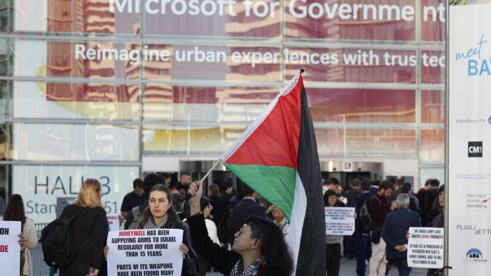 Diversos activistes a l'exterior del recinte firal de Gran Via | David Lombrana