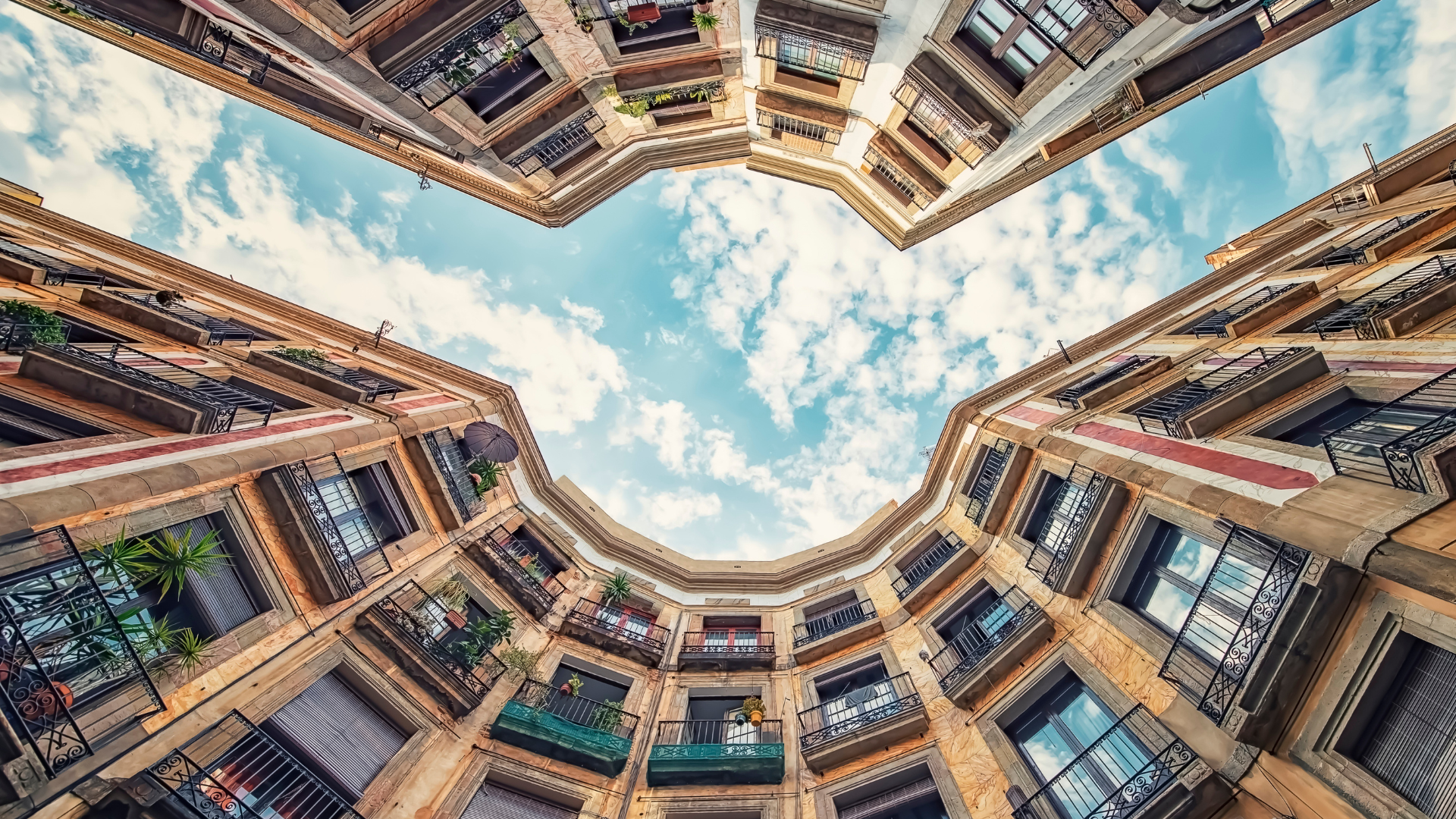 Vista al cel d'habitatges a la ciutat de Barcelona | iStock
