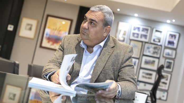 Àngel Velasco, fullejant el tercer llibre de VIA Empresa, Quan l'empresa catalana mira al món | Marc Llibre