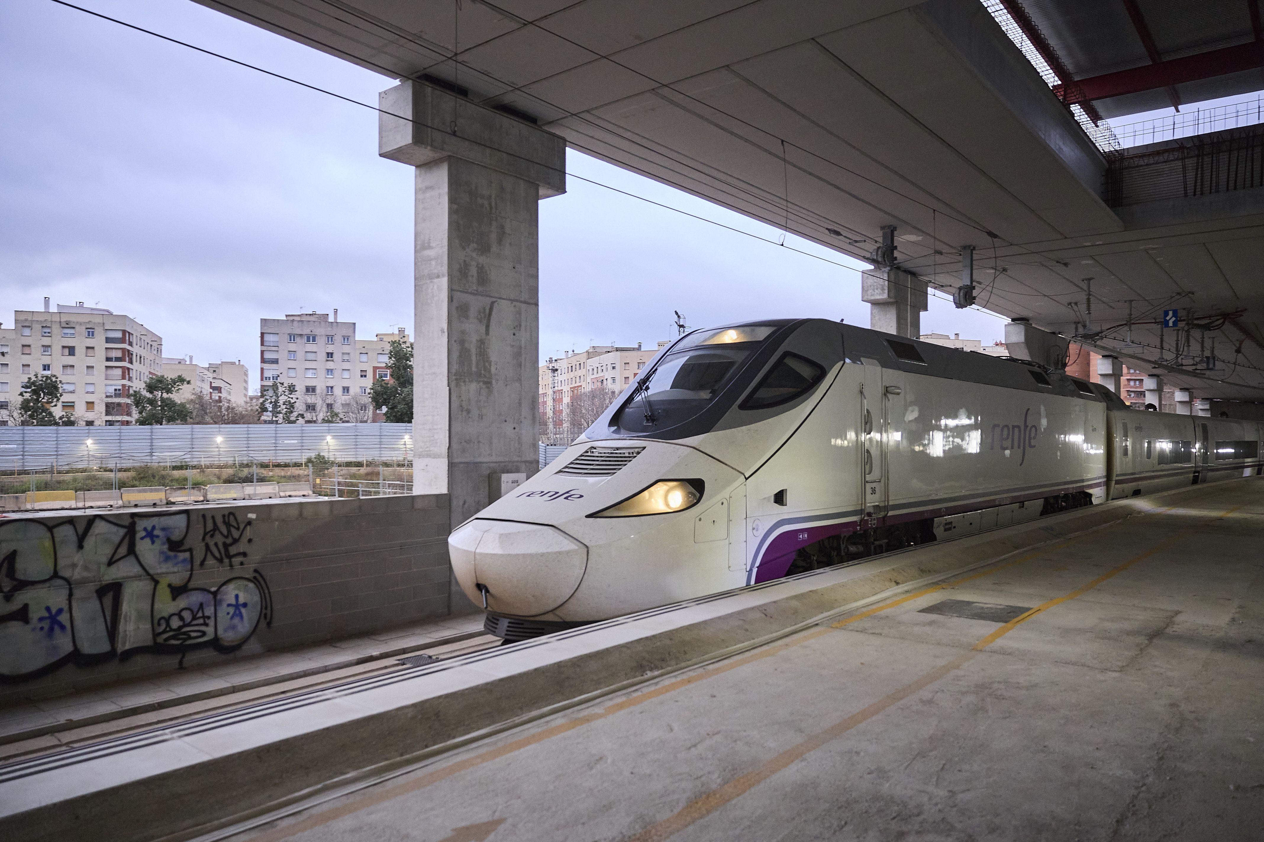 Los trenes de alta velocidad ya circulan por el interior de la futura estación de la Sagrera | ACN
