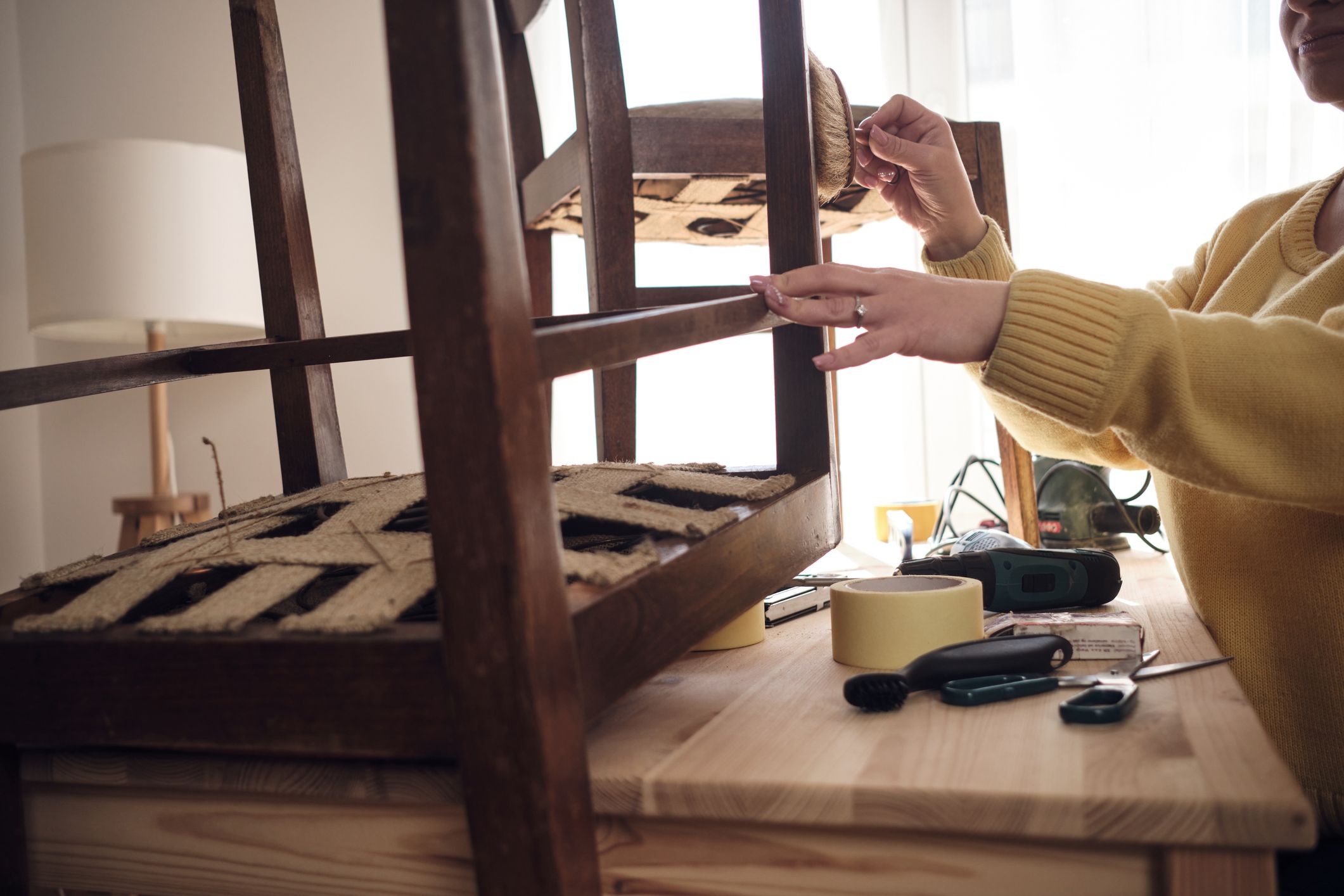 El 1914, Manel Peramola comença a anunciar que compra, restaura i ven mobles | iStock