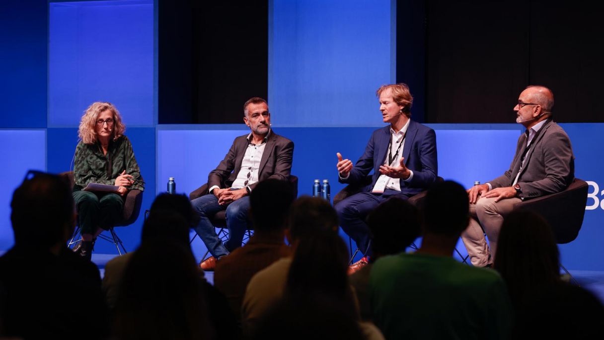 Mariona Sanz (BSC), Eric Baissus (Kalray), Laurent Vancaillie (IMEC) y Antonino Albarrán (Openchip), durante la mesa sobre chips de IA | Cedida Mariona Sanz (BSC), Eric Baissus (Kalray), Laurent Vancaillie (IMEC) y Antonino Albarrán (Openchip), durante la mesa sobre chips de IA | Cedida