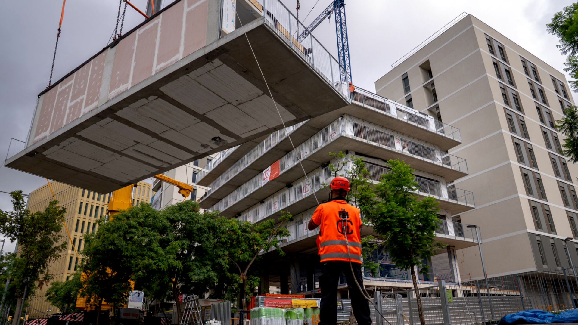 Una grua aixeca un dels blocs prefabricats per construir un edifici de pisos a la Bordeta | Ajuntament de Barcelona