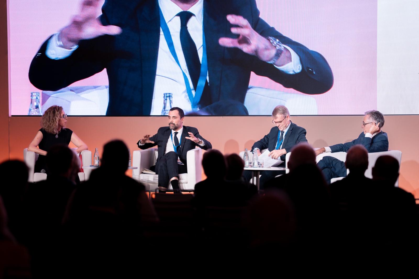 Maria Àngels Chacón, Roger Torrent, Oriol Amat i Ramon Tremosa, durant la taula de la Jornada dels Economistes | Joan Mateu Parra (Col·legi d’Economistes)