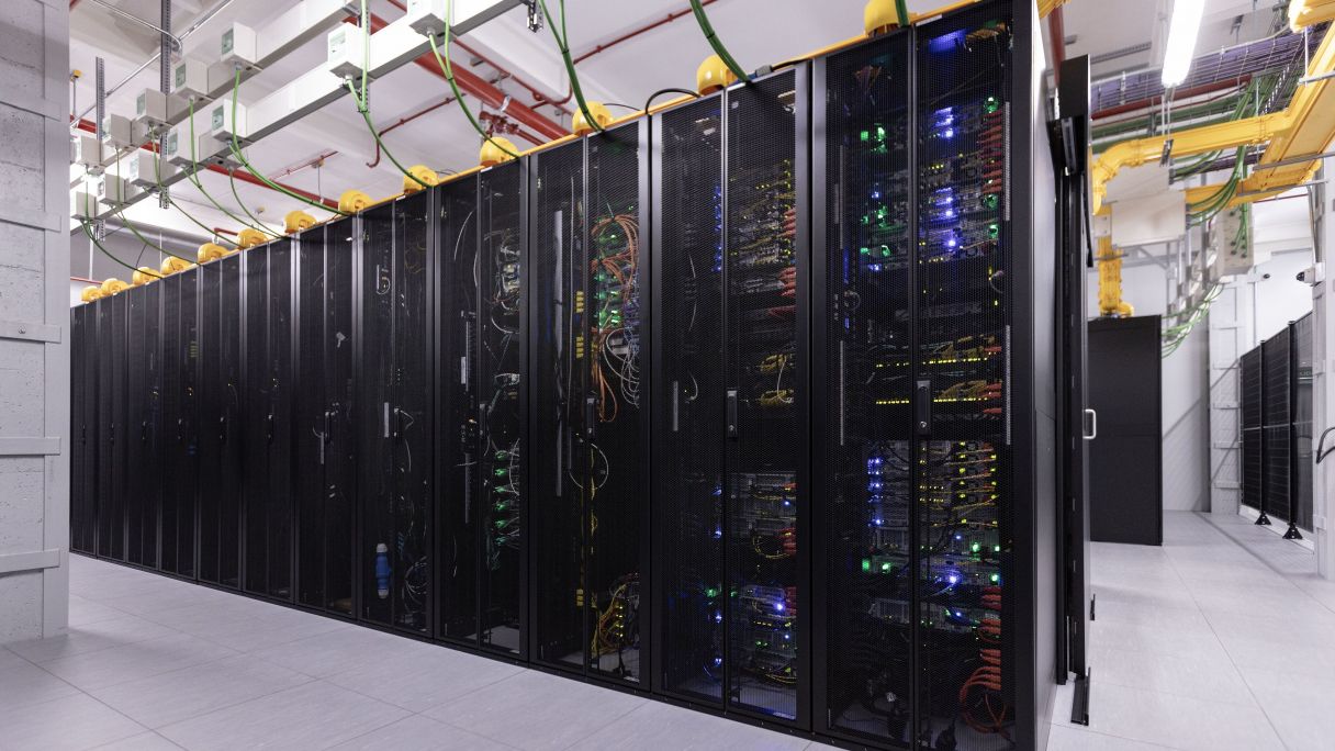 Diversos armarios de 'racks' de uno de los centros de datos de Adam | Cedida