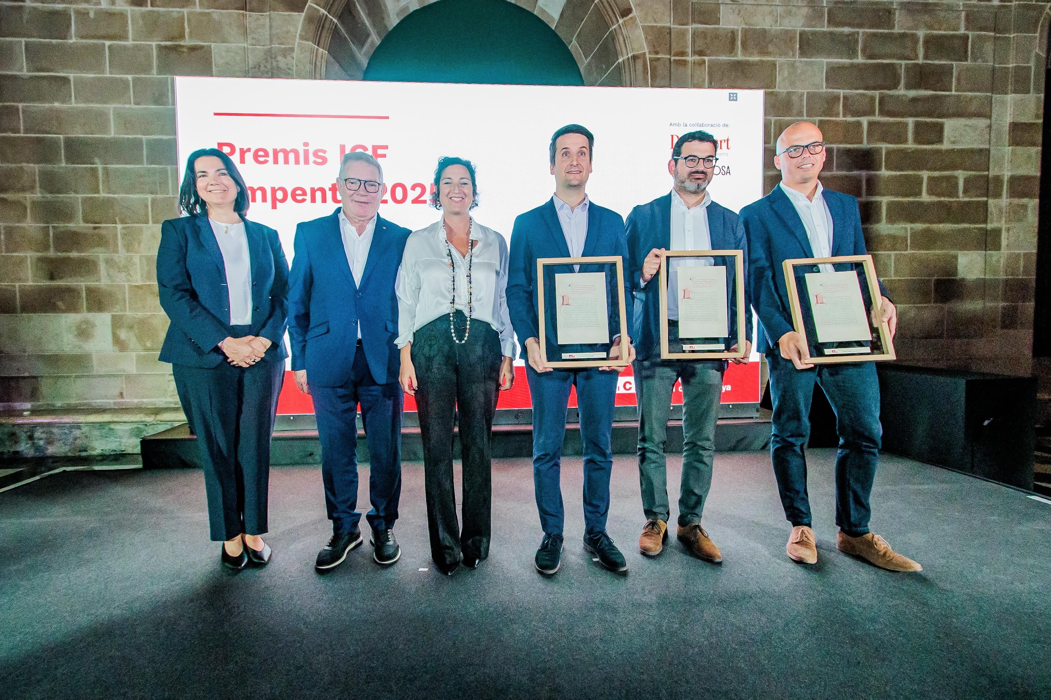 Els representants de les empreses distingides amb els premis ICF Empenta mostren els tres guardons acompanyats de la consellera d'Economia i Finances Alícia Romero, tercera per l'esquerra | Cedida 