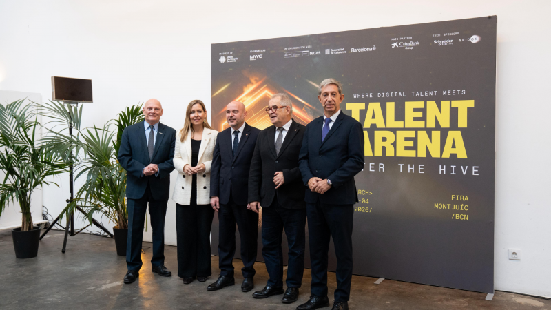 John Hoffman, CEO de GSMA; Maria Galindo, secretària de Polítiques Digitals de la Generalitat de Catalunya; Carlos Prieto, delegat del govern espanyol a Catalunya; Jordi Valls, tinent d'alcalde de l'Ajuntament de Barcelona; Francesc Fajula, CEO de la Mobile World Capital Barcelona (MWC) | Cedida