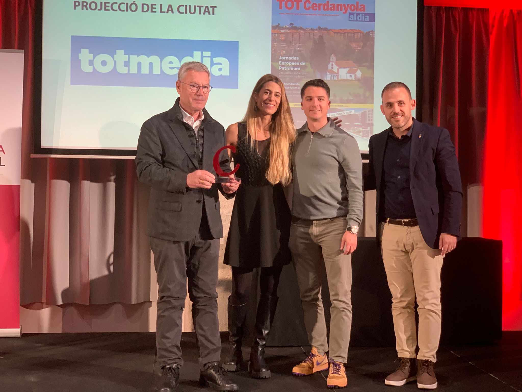 Ramon Grau, Laura Grau i Oriol Revaliente, en representació del grup Totmedia, recullen el premi lliurat per l'alcalde Carlos Cordón | FOTO: Judit Josa