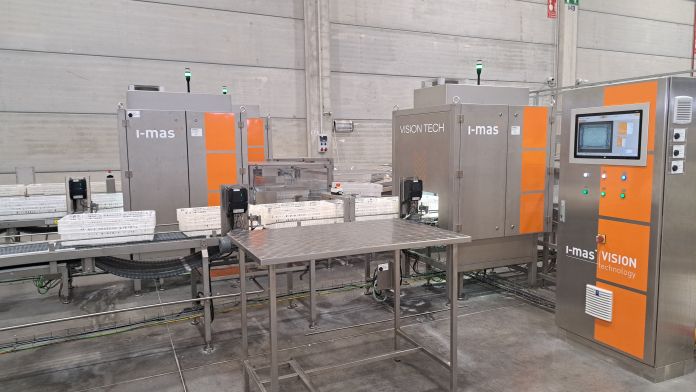 Un rentador de les caixes blanques reutilitzables al centre alimentari de bonÀrea a Épila (Saragossa) 