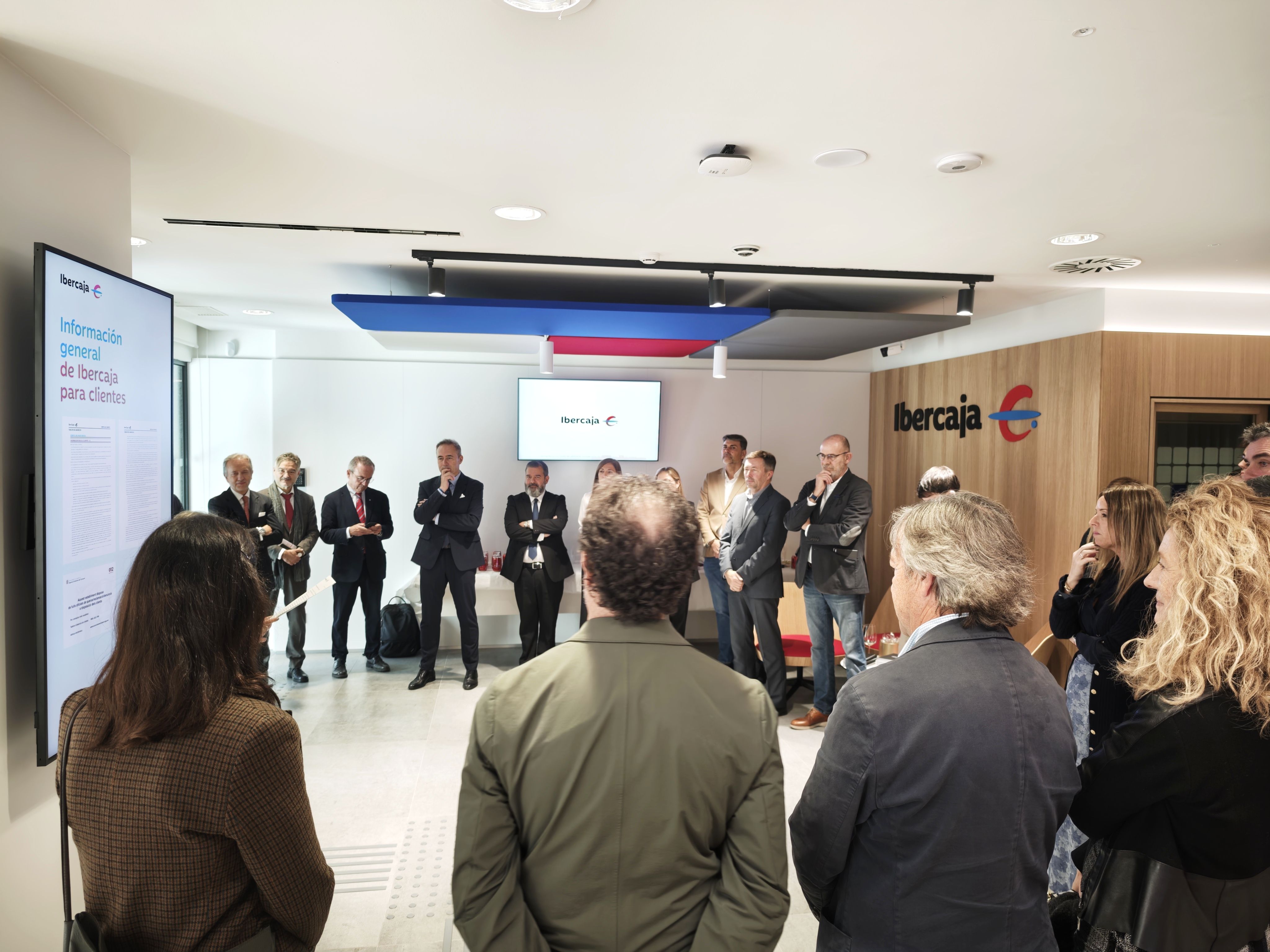 L'acte de reestrena de l'oficina d'Ibercaja a Diagonal 612 ha comptat amb la presència de grans personalitats de l'economia catalana | Ibercaja