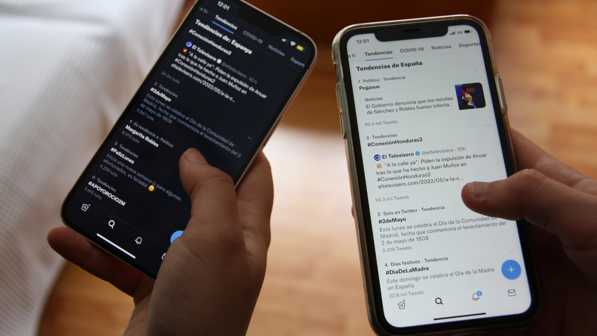 Dos dispositius mòbils mostrant les tendències de Twitter | Miquel Vera (ACN)